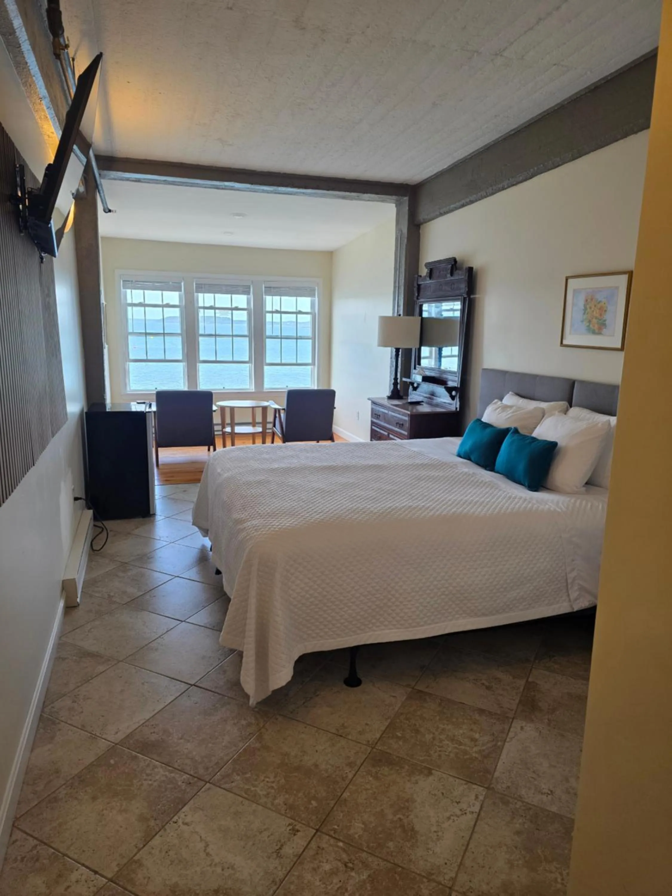 Photo of the whole room, Bed in The Inn on the Wharf