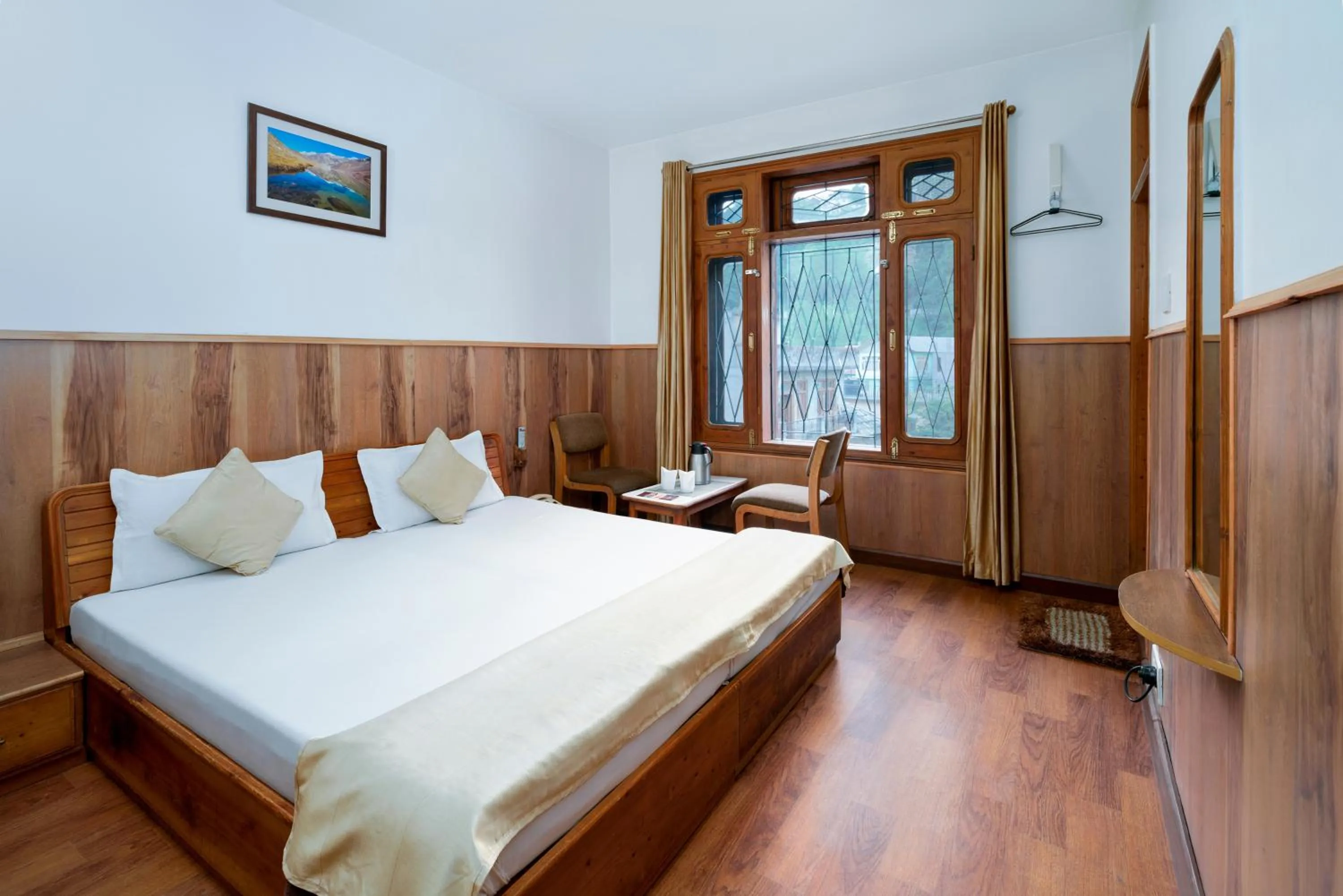 Bedroom, Bed in Hotel Kullu Valley