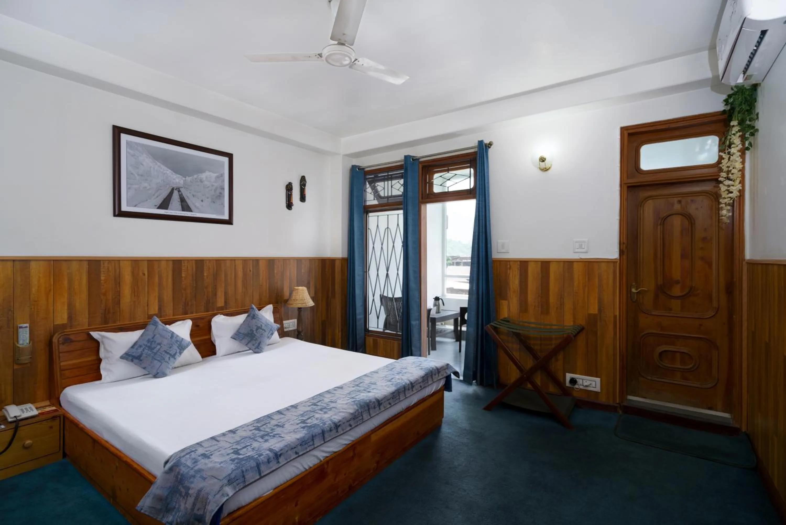 Bedroom, Bed in Hotel Kullu Valley