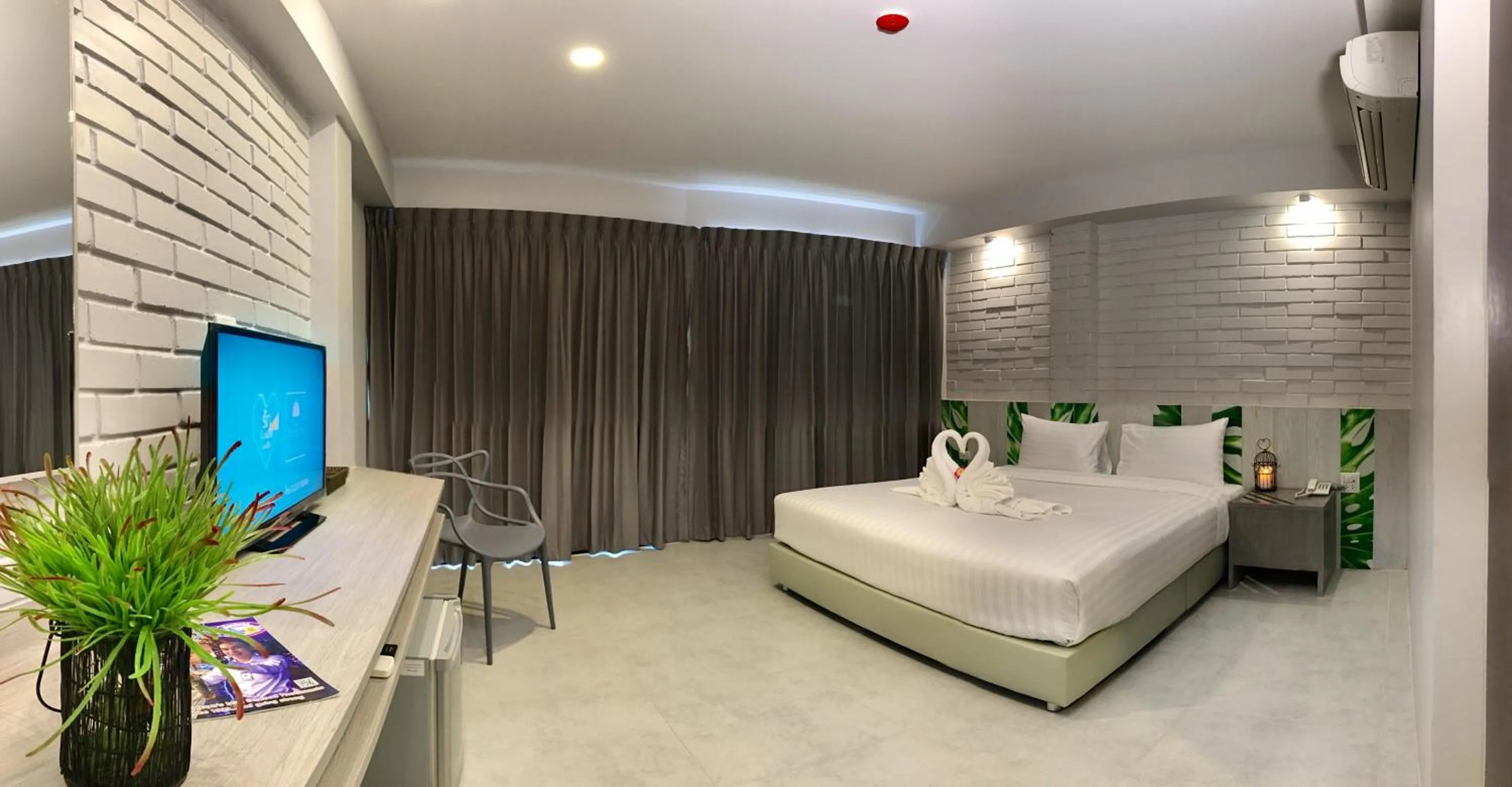 Photo of the whole room, Bed in The Pat Hotel