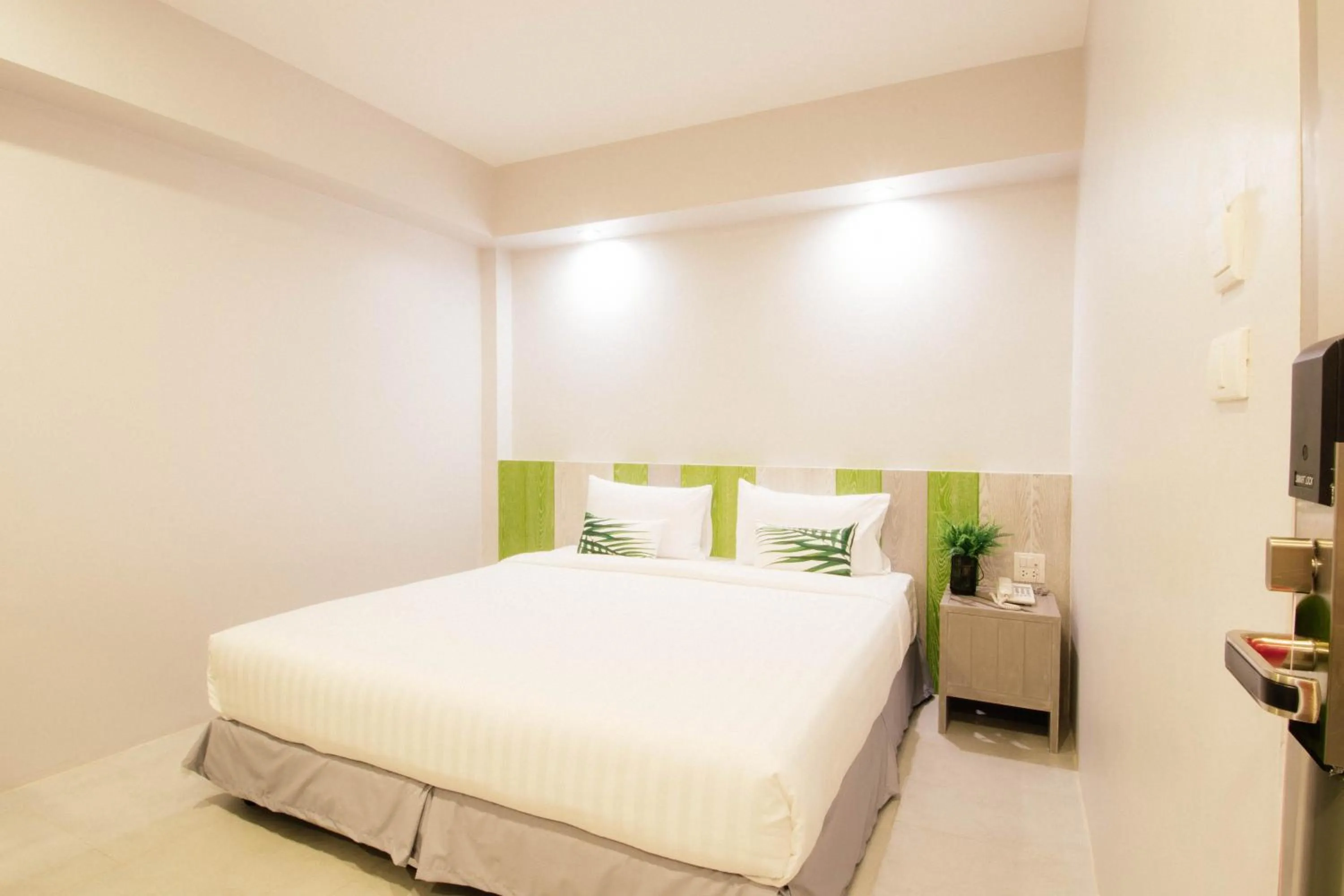 Property building, Bed in The Pat Hotel