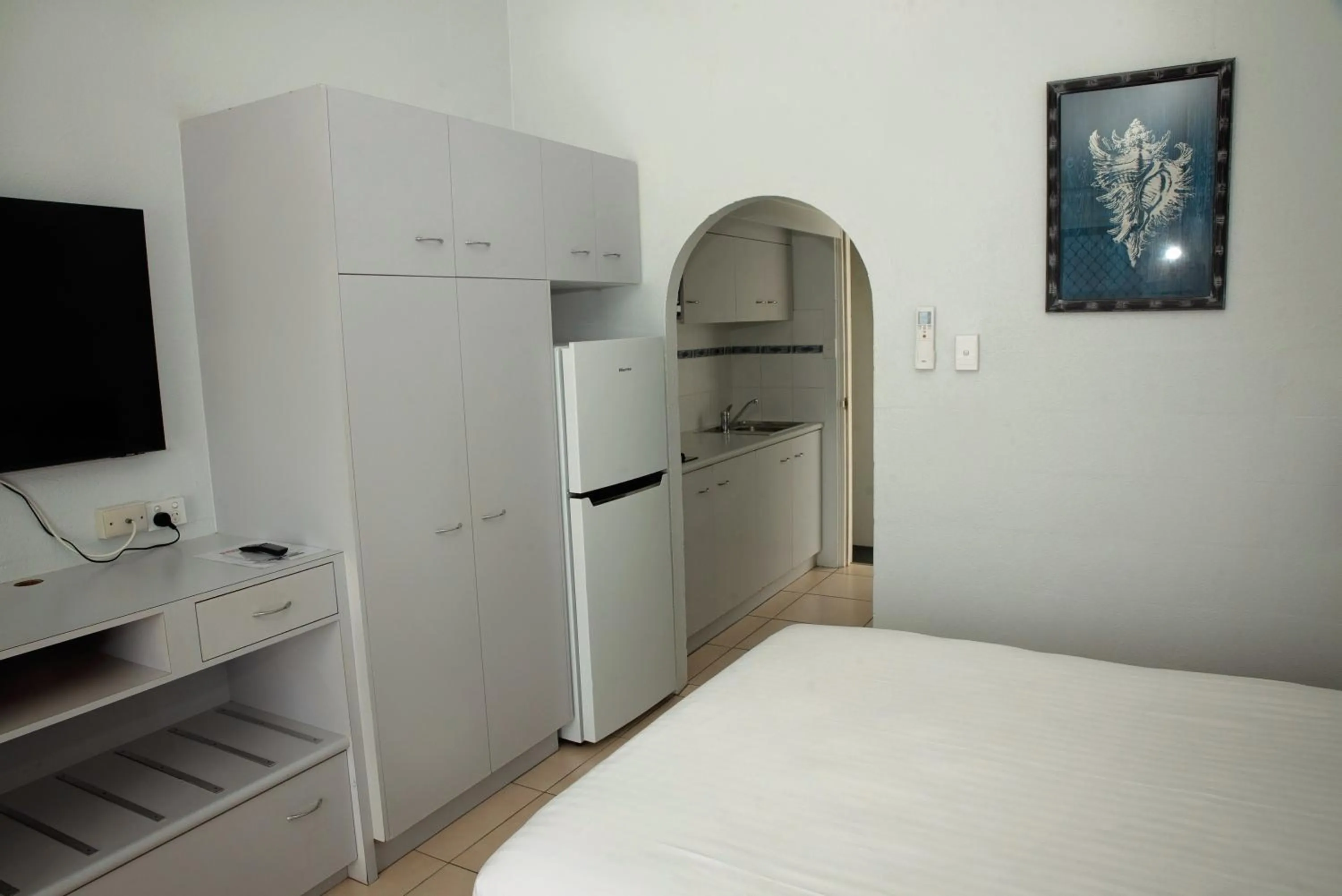 Kitchen or kitchenette, Bed in Don Pancho Beach Resort