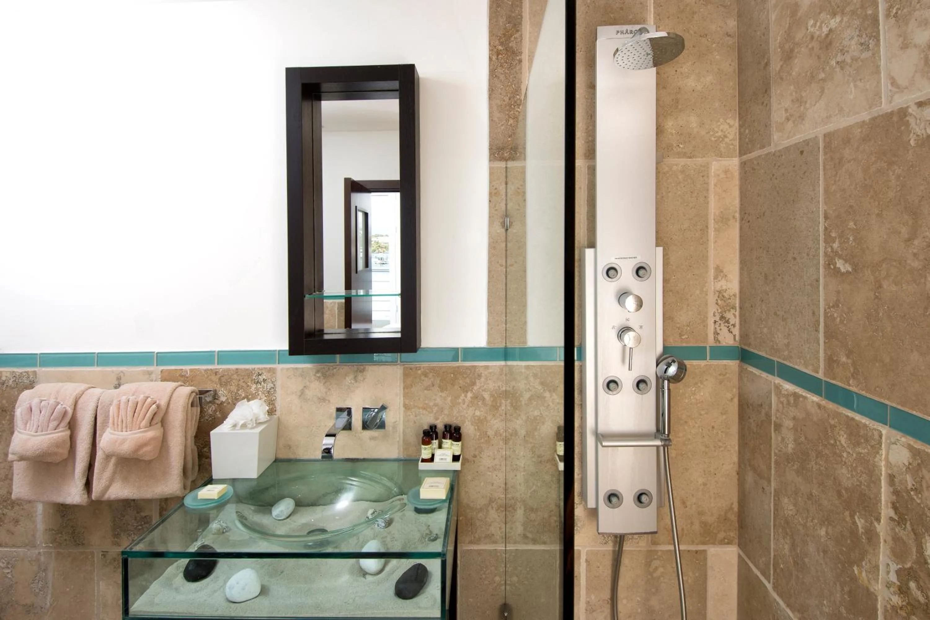 Shower in Coral Beach Club Villas & Marina