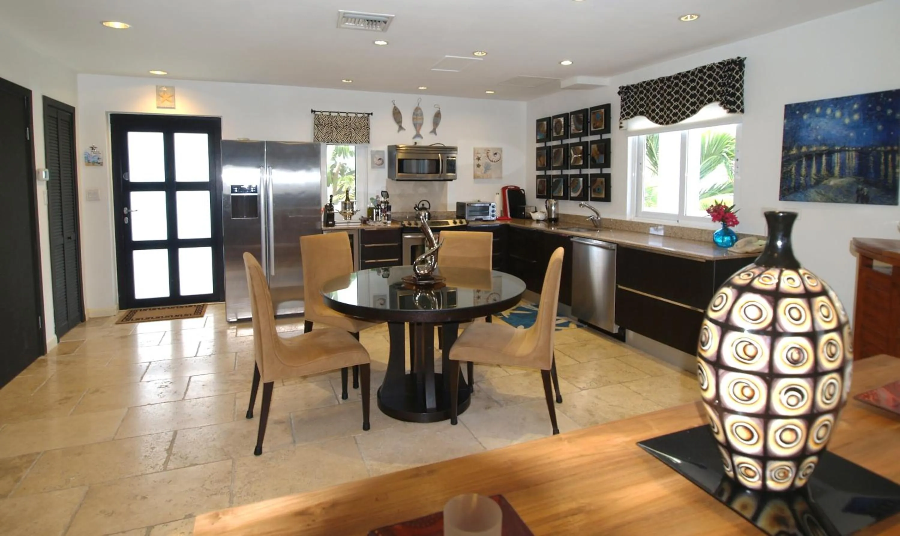 Kitchen or kitchenette in Coral Beach Club Villas & Marina