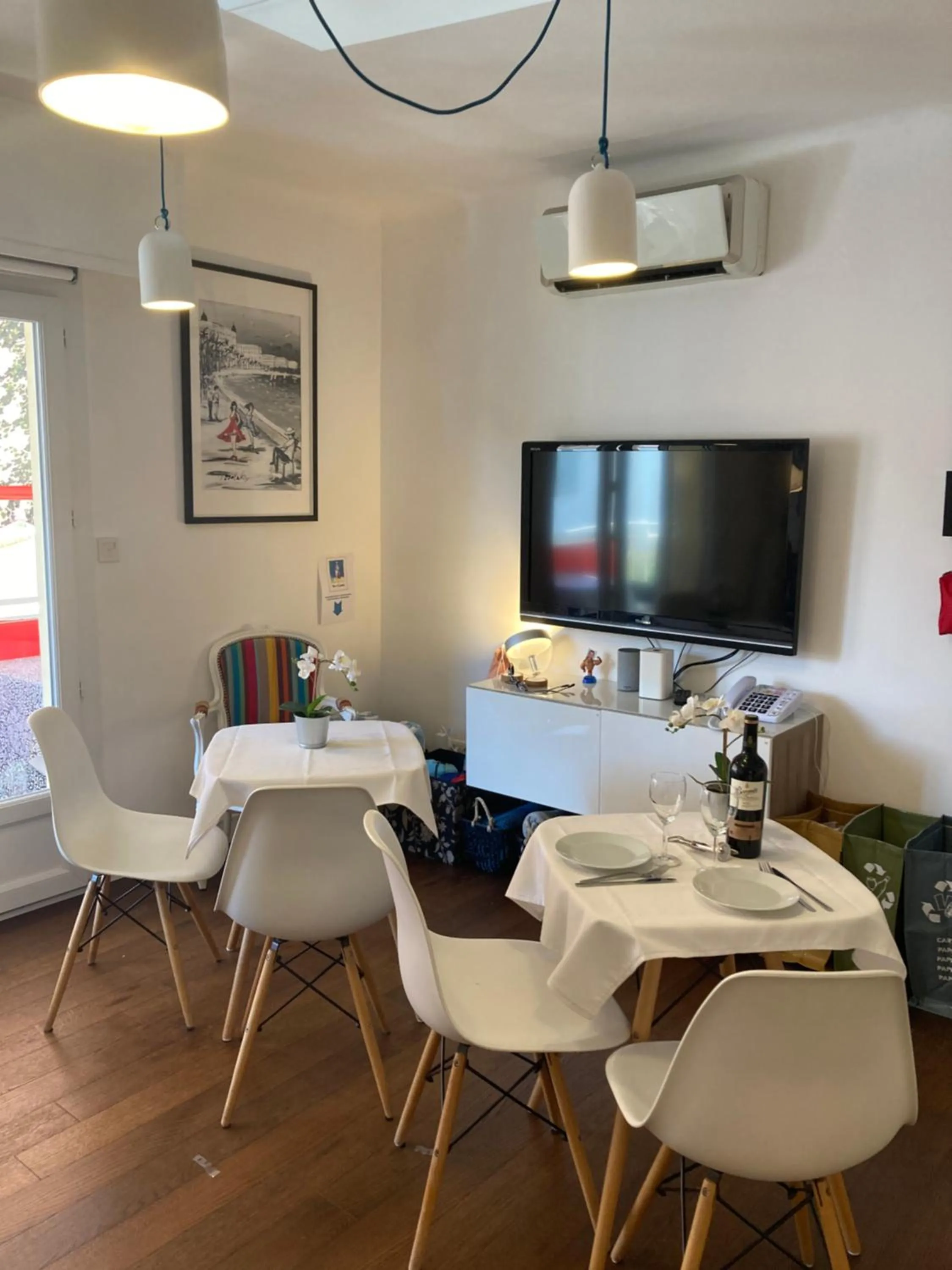 Communal lounge/ TV room in Cannes City B&B