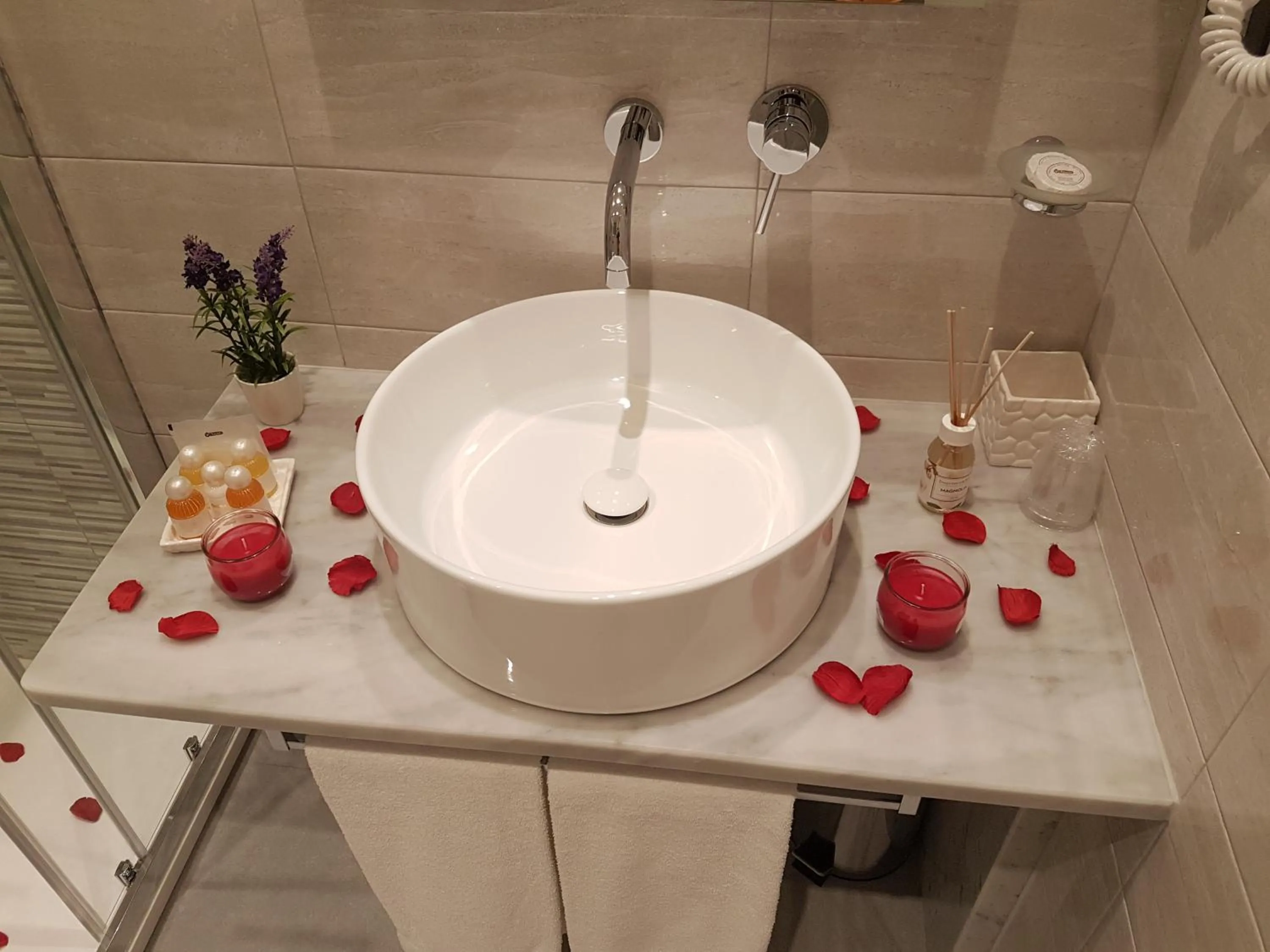 Bathroom in Cinqueterre Behind