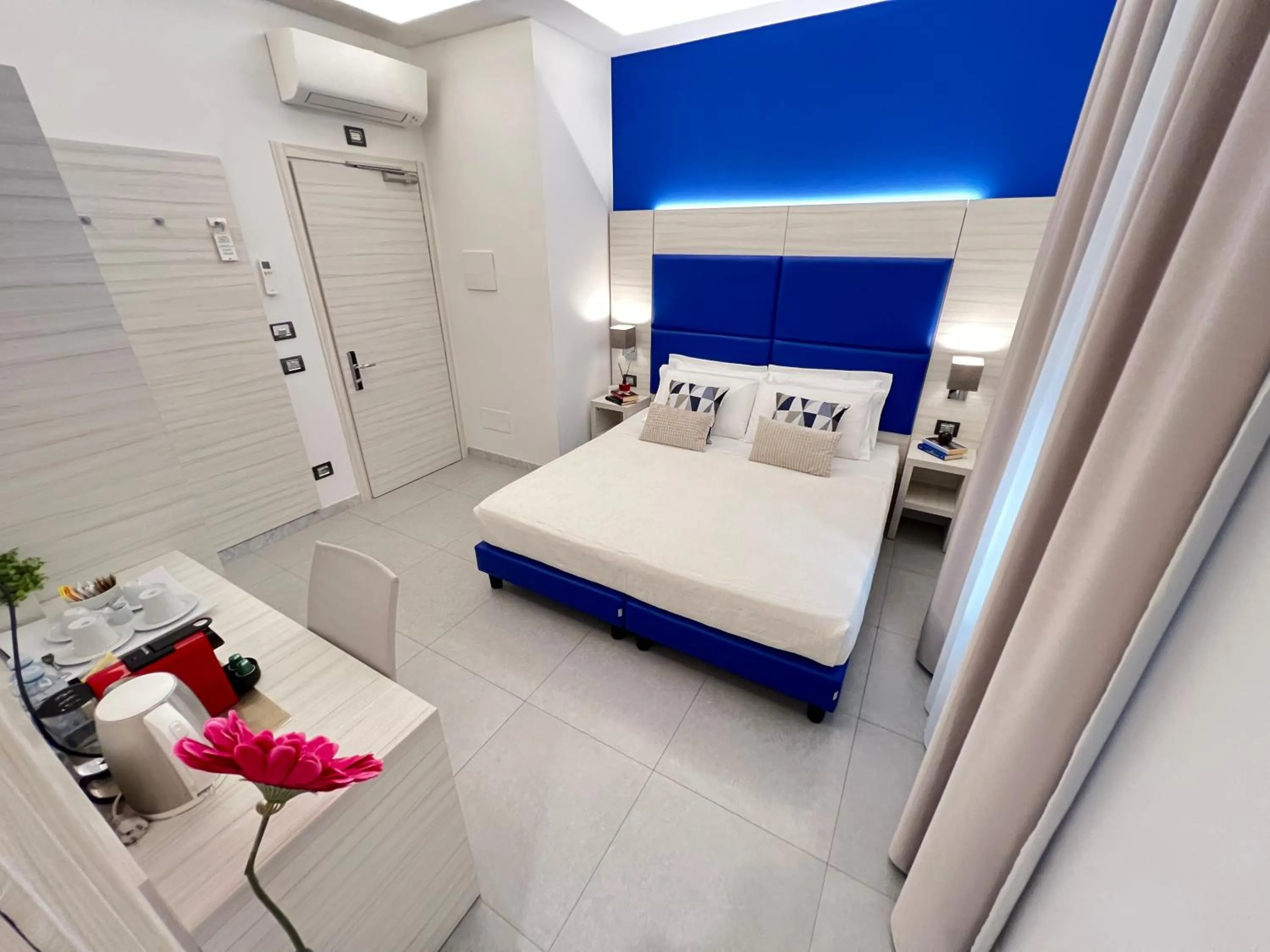 Photo of the whole room, Bed in Cinqueterre Behind