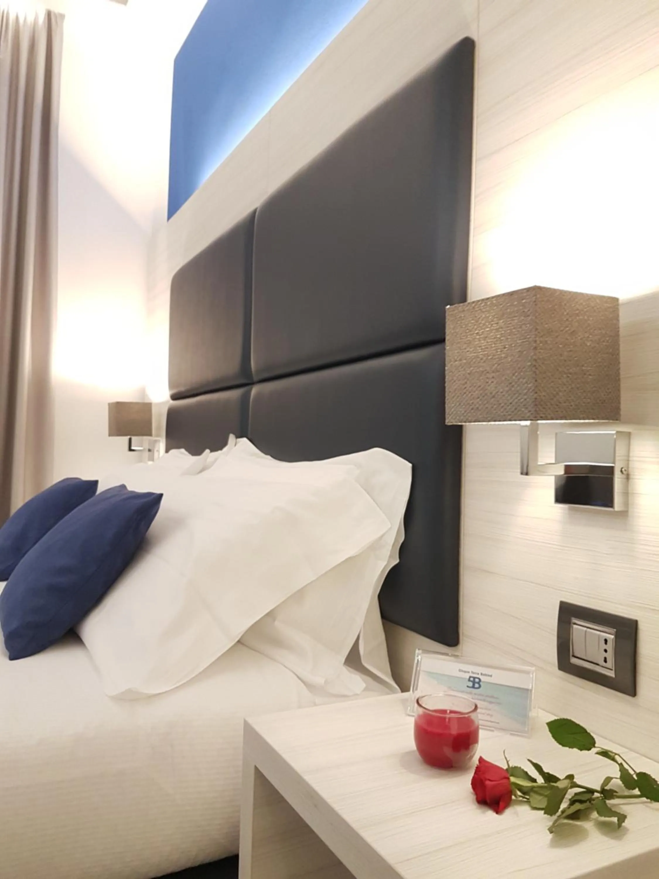 Photo of the whole room, Bed in Cinqueterre Behind