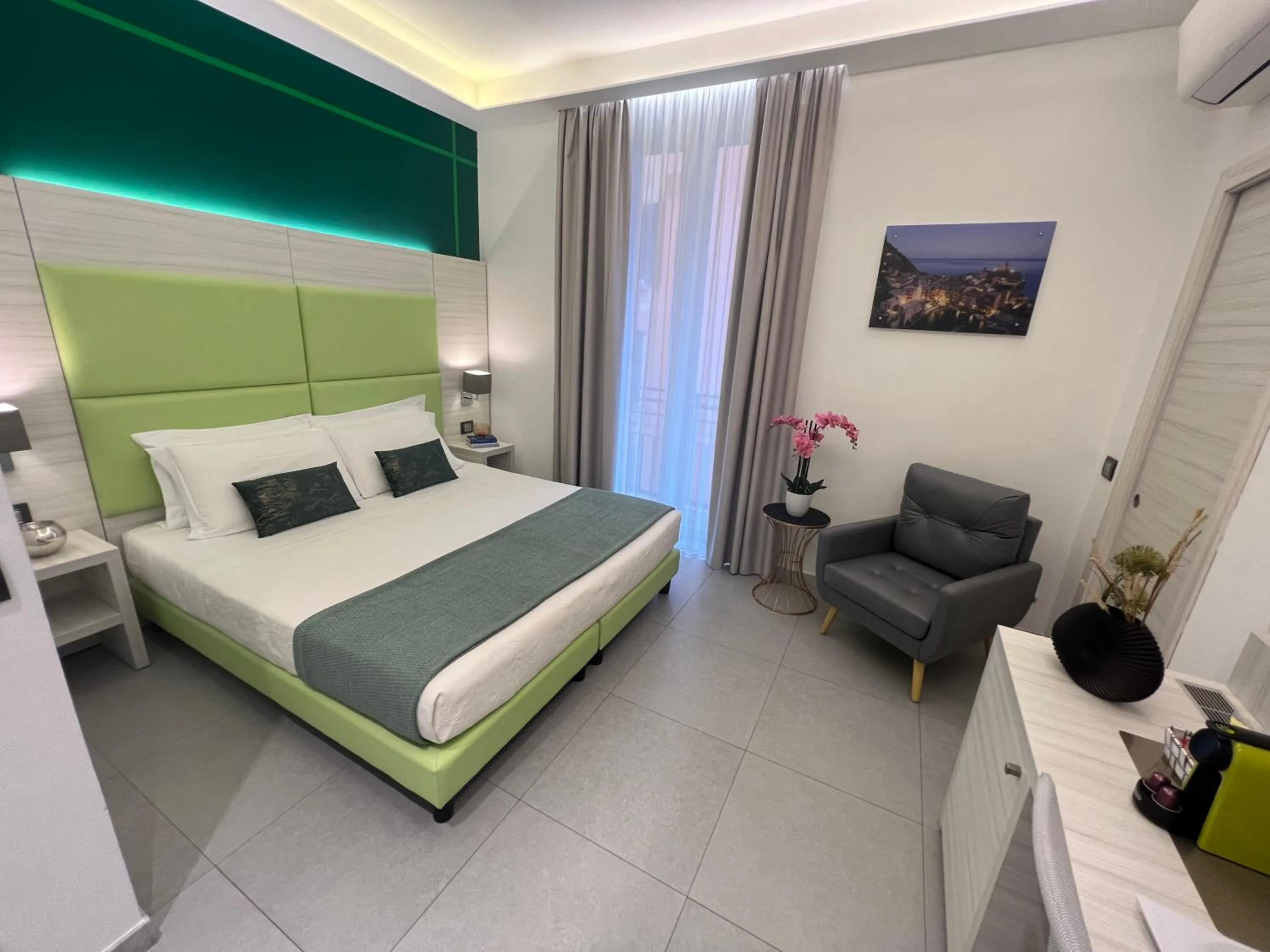 Bed in Cinqueterre Behind