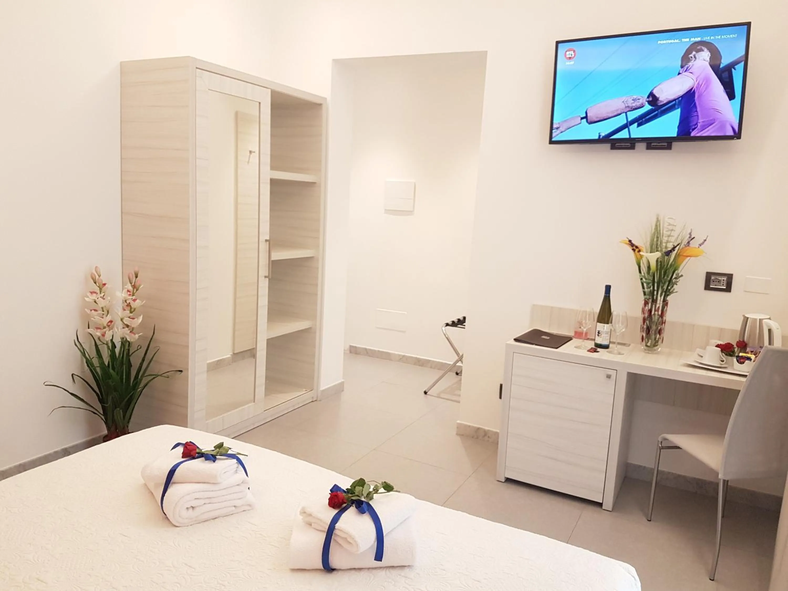 TV and multimedia, Bed in Cinqueterre Behind