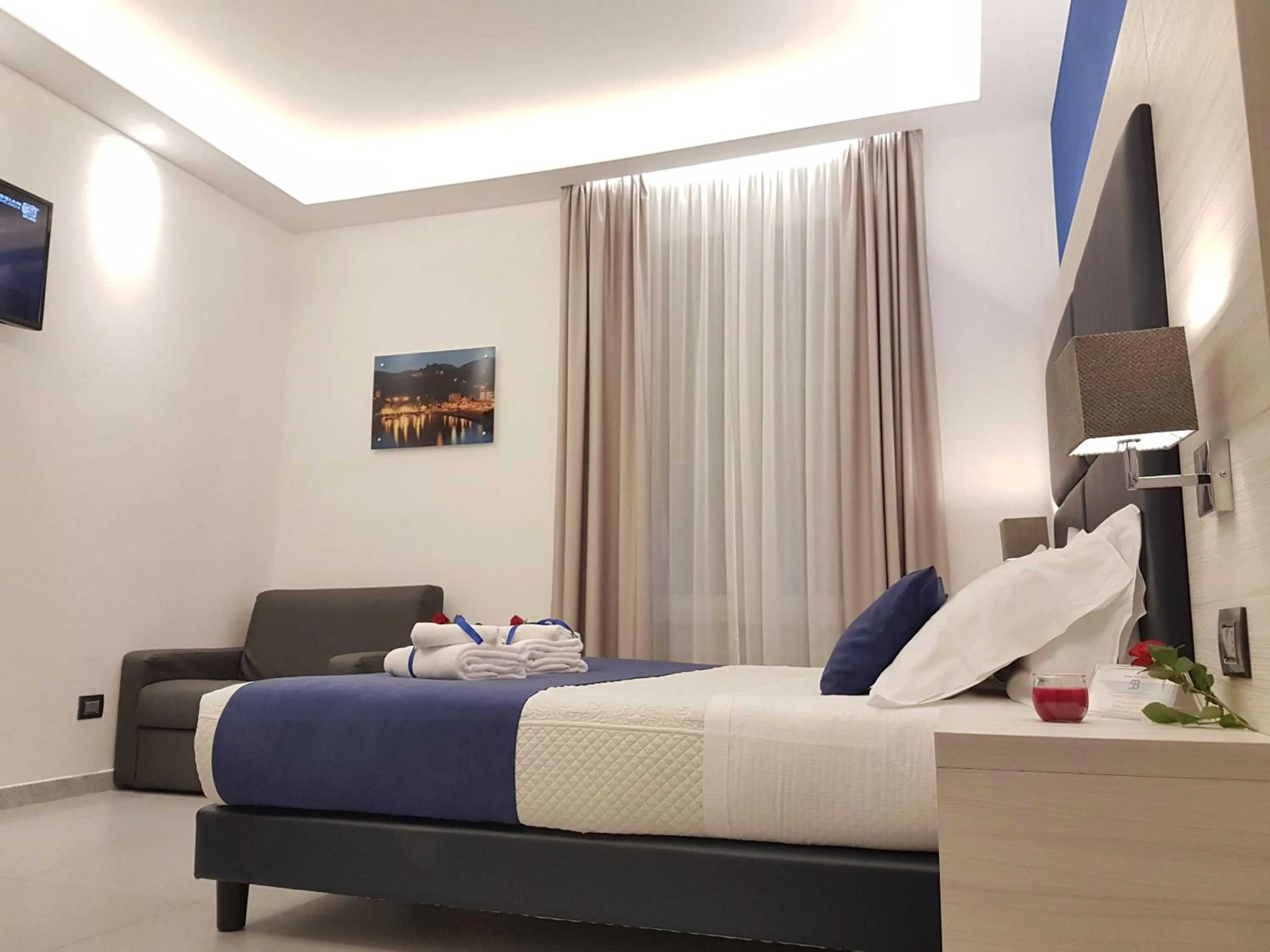 Photo of the whole room, Bed in Cinqueterre Behind