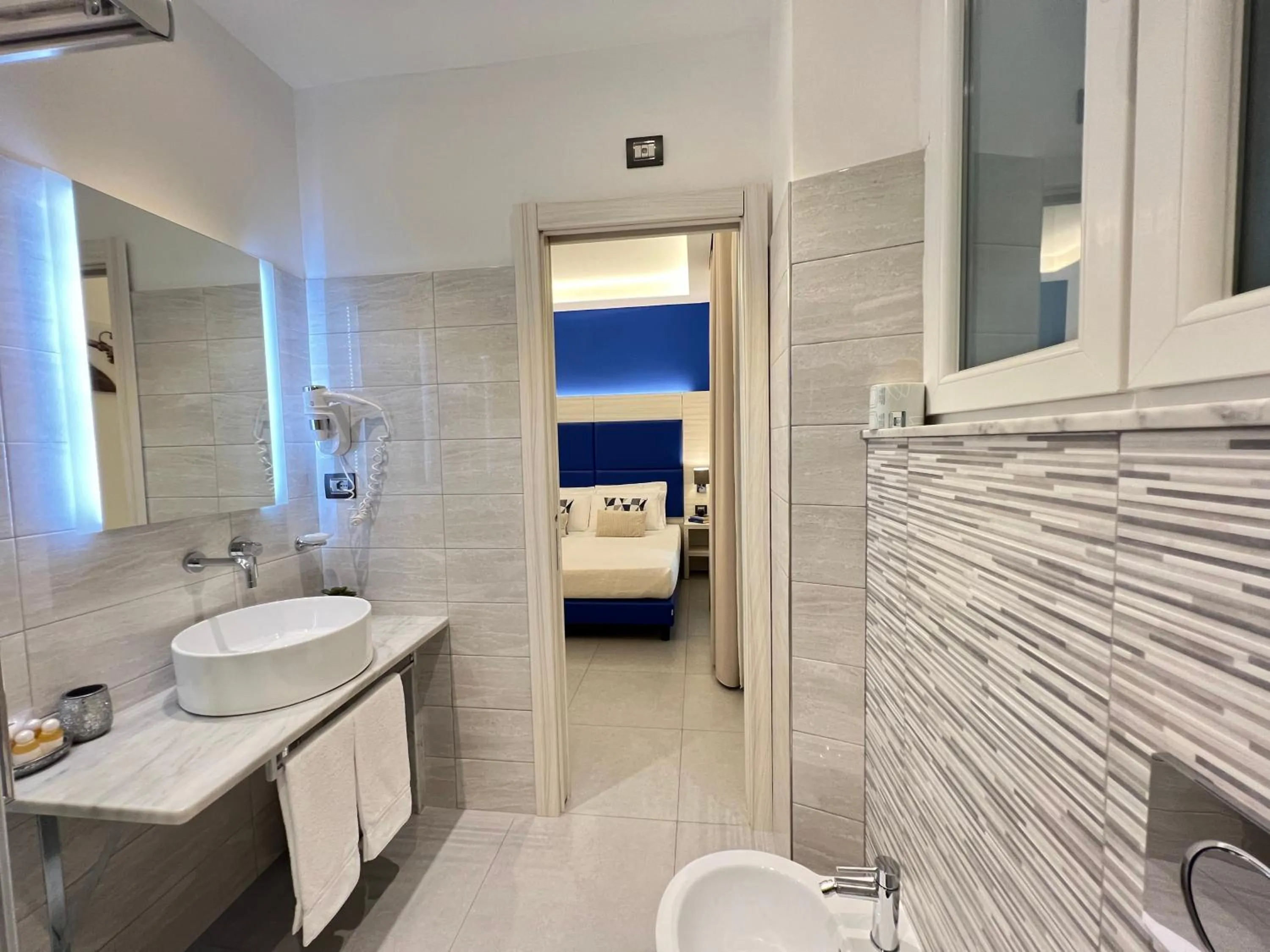 Bathroom in Cinqueterre Behind