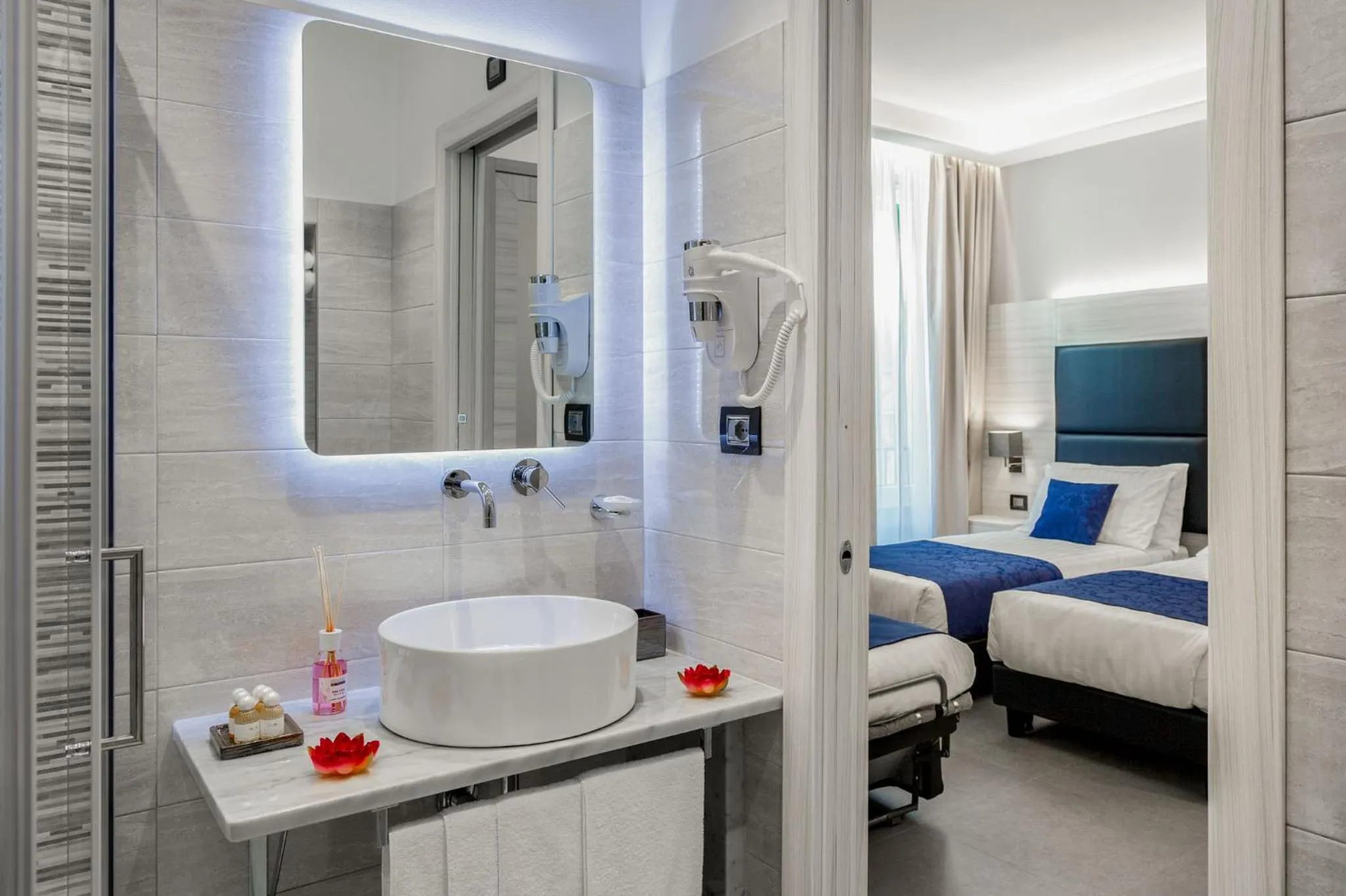 Bathroom, Bed in Cinqueterre Behind