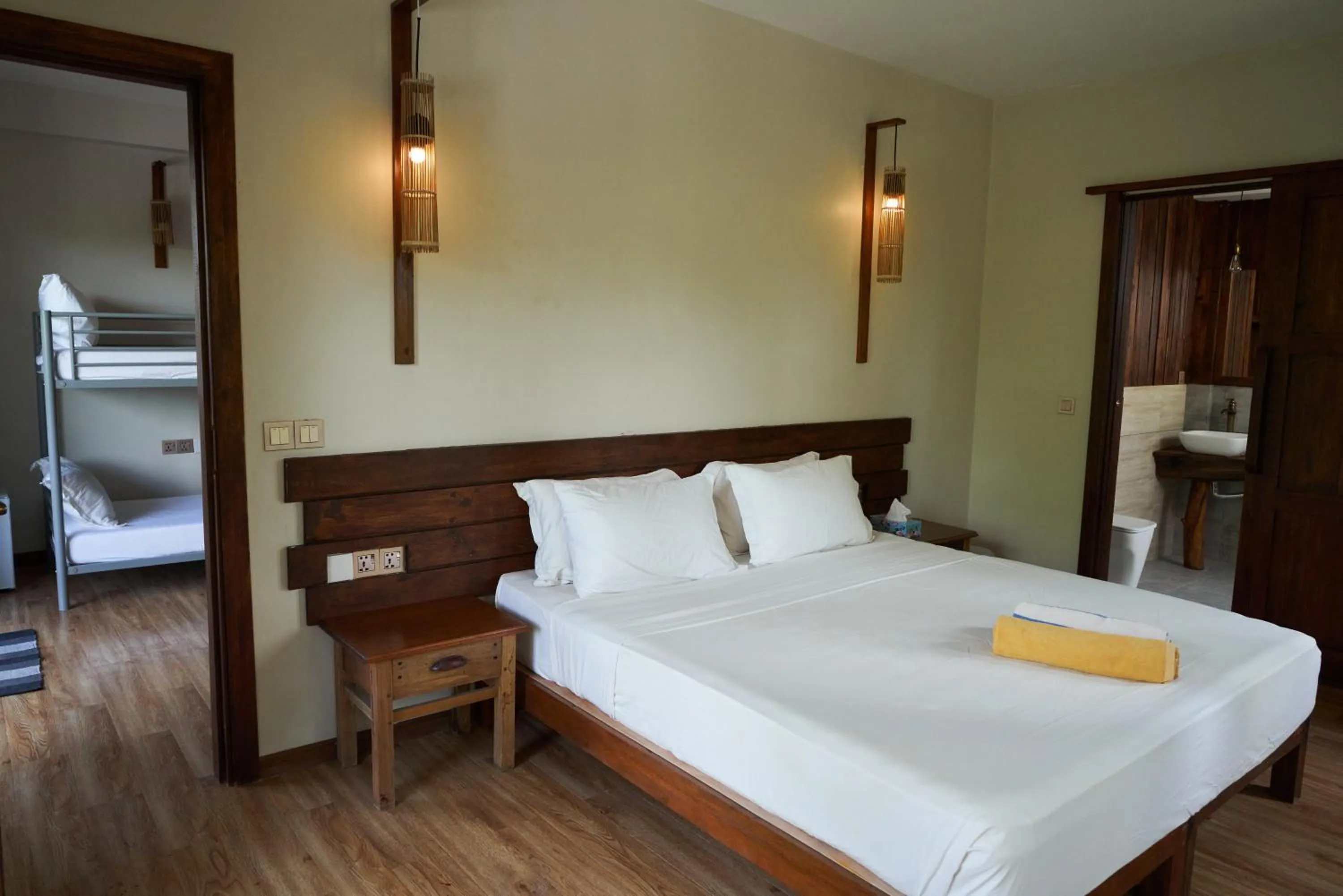 Photo of the whole room, Bed in West Sands