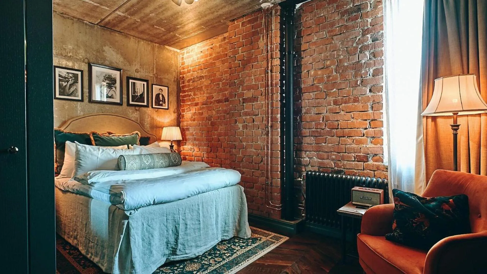Photo of the whole room, Bed in Steam Hotel