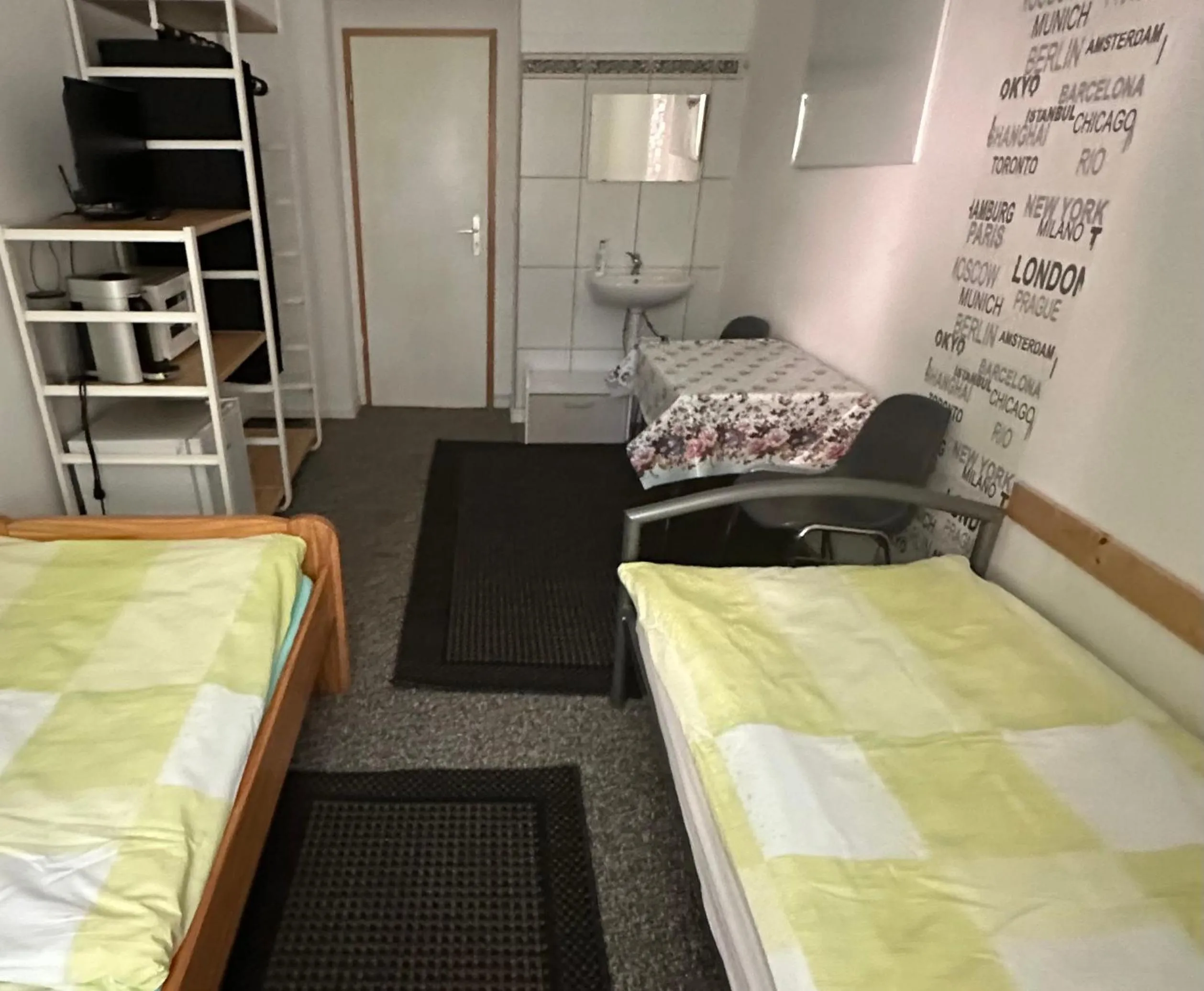 Photo of the whole room, Bed in Bigus