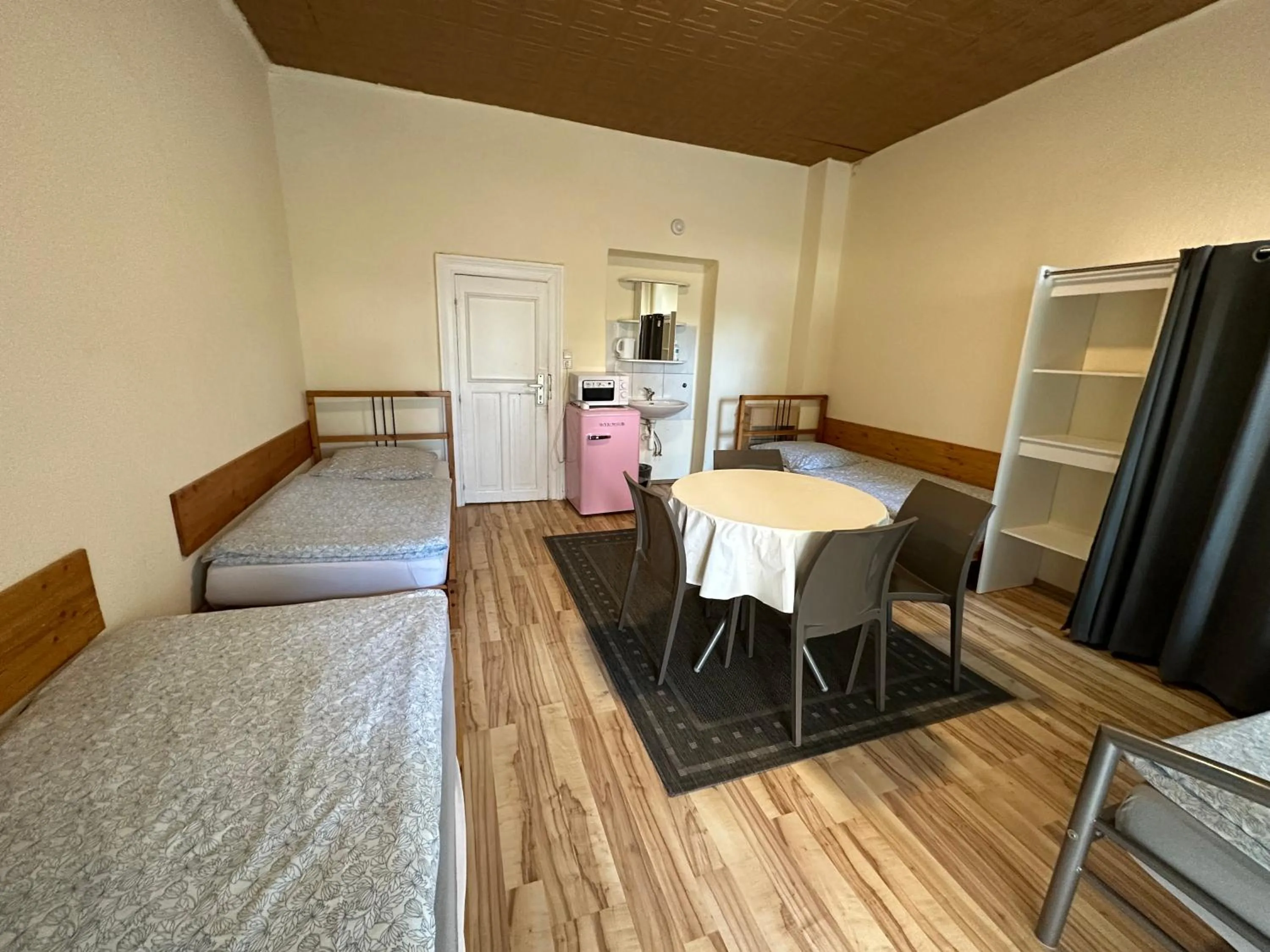 Photo of the whole room, Bed in Bigus