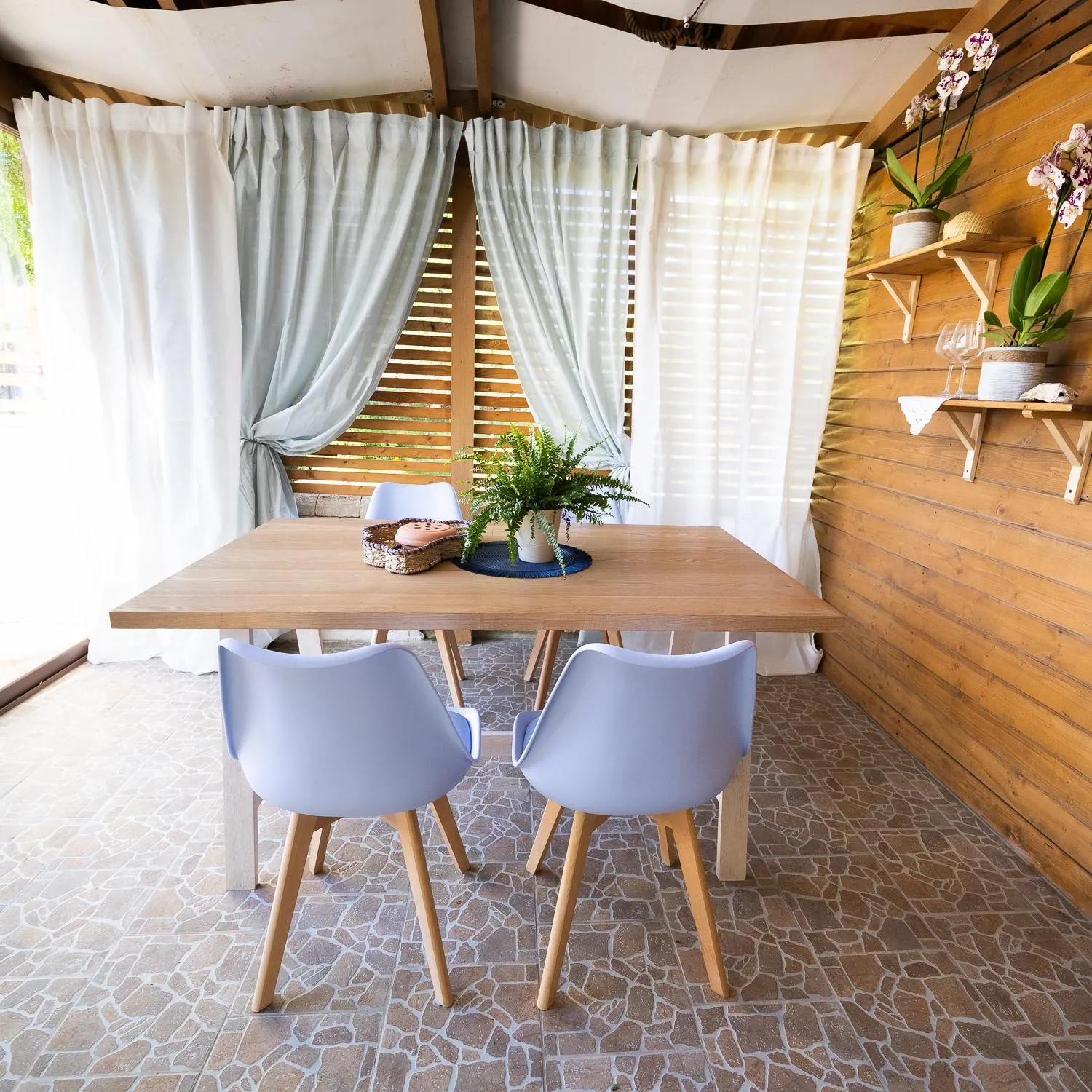 Dining area in Ciriga Sicily Glamping