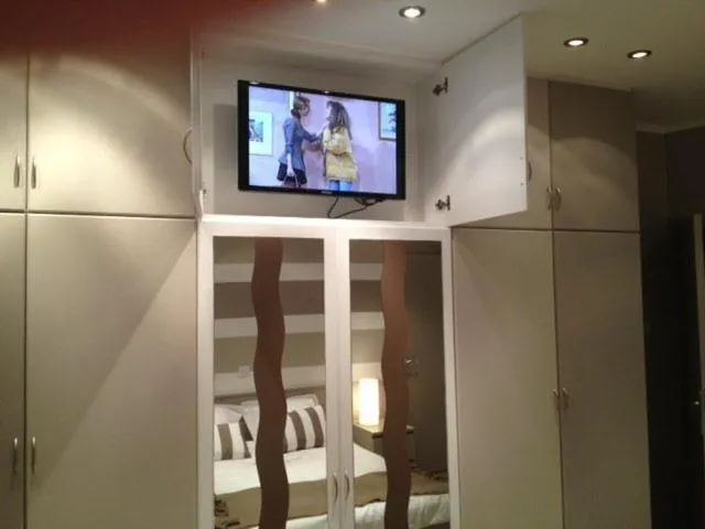 TV and multimedia in Hotel Val De La Cascade