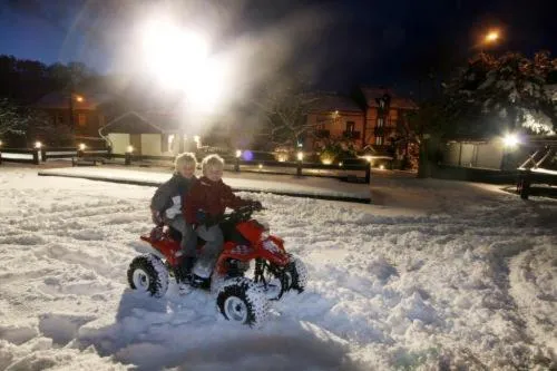 People in Hotel Val De La Cascade