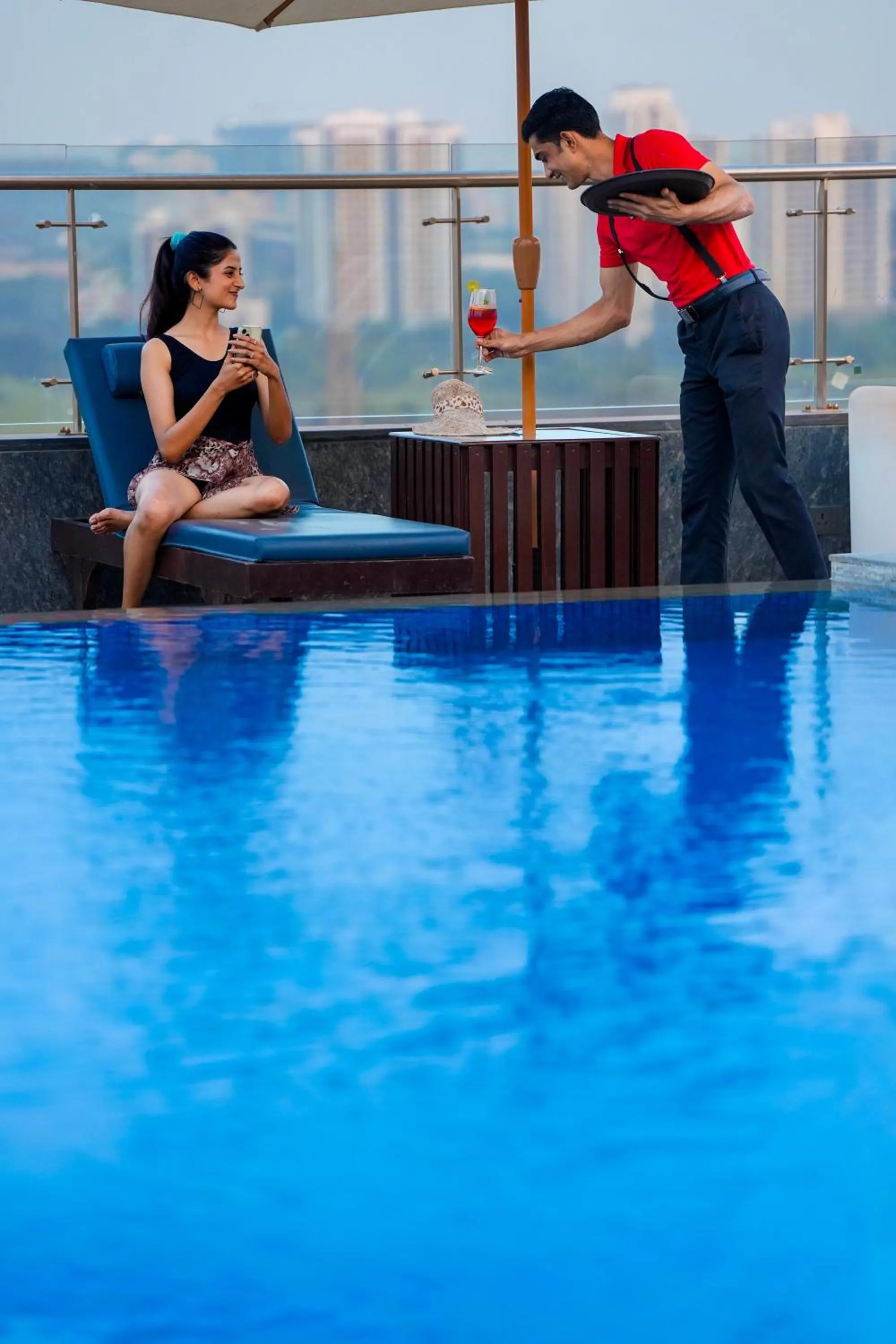 Swimming pool in Radisson Blu Pune Hinjawadi