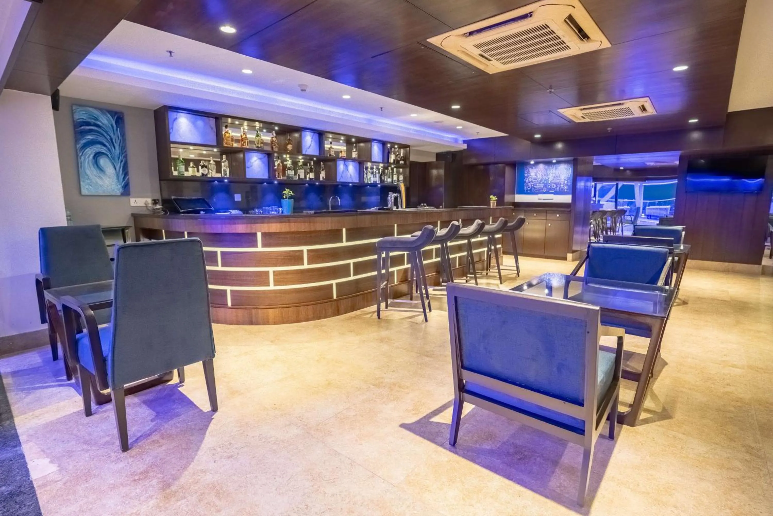 Lounge or bar in Radisson Blu Pune Hinjawadi