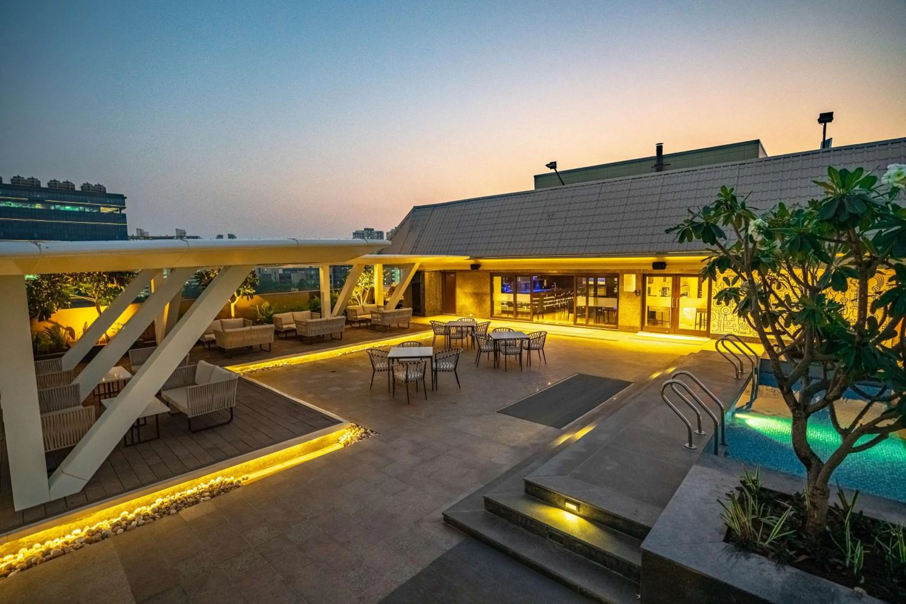 Lounge or bar in Radisson Blu Pune Hinjawadi