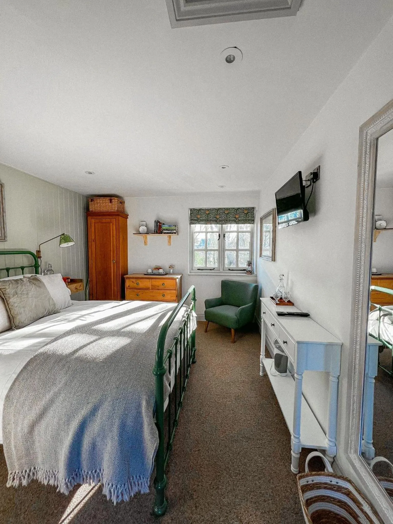 Bedroom, Bed in The Crown Inn