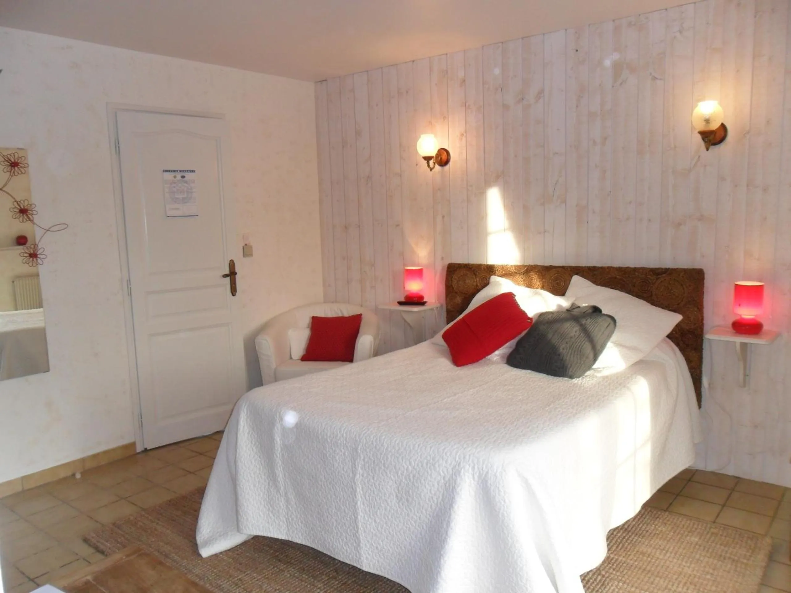 Photo of the whole room, Bed in Chambre Du Panorama