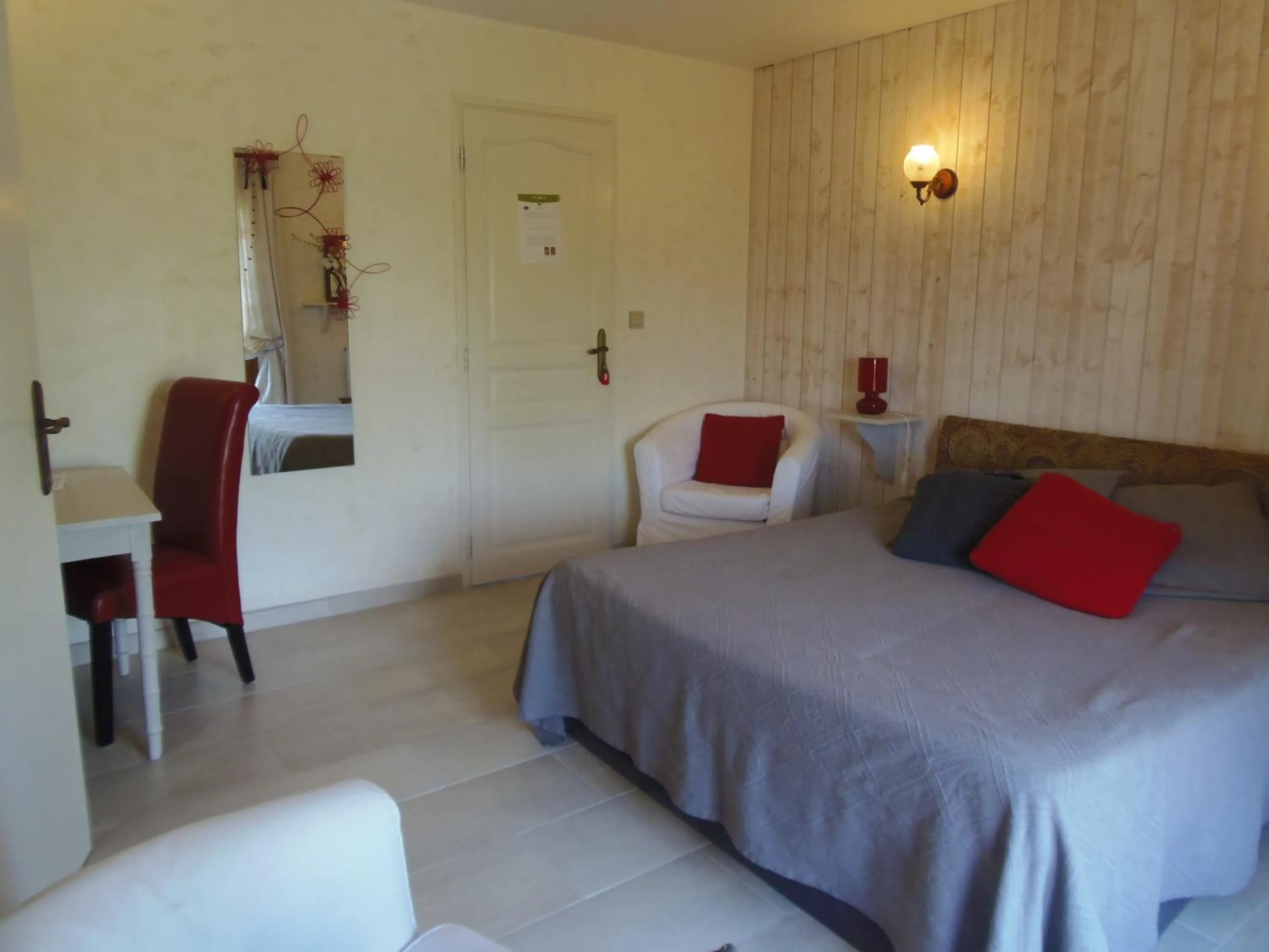 Photo of the whole room, Bed in Chambre Du Panorama