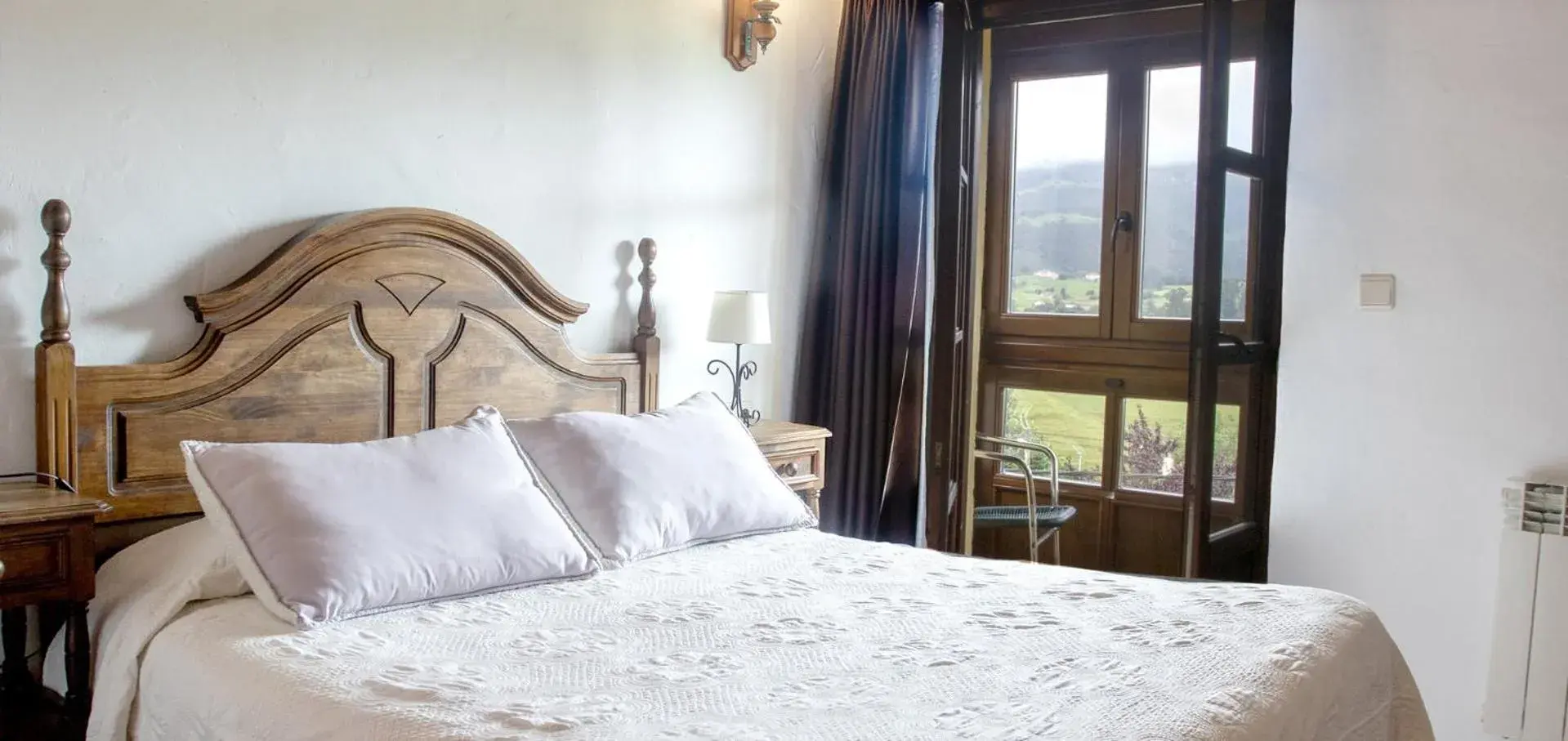 Double Room with Balcony in Hotel Rural Valleoscuru Double Room with Balcony in Hotel Rural Valleoscuru