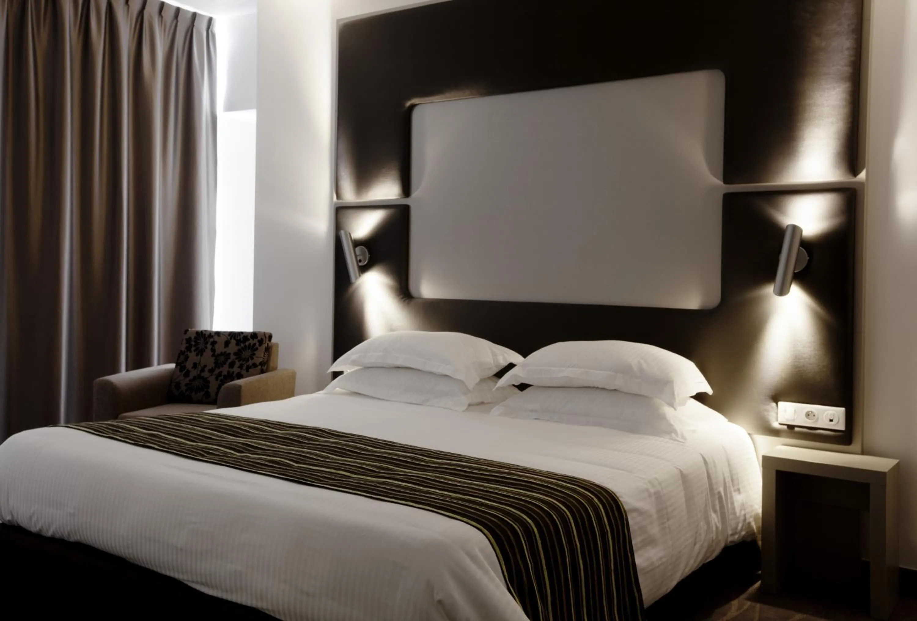 Bed in Brit Hotel de Grignan Vichy