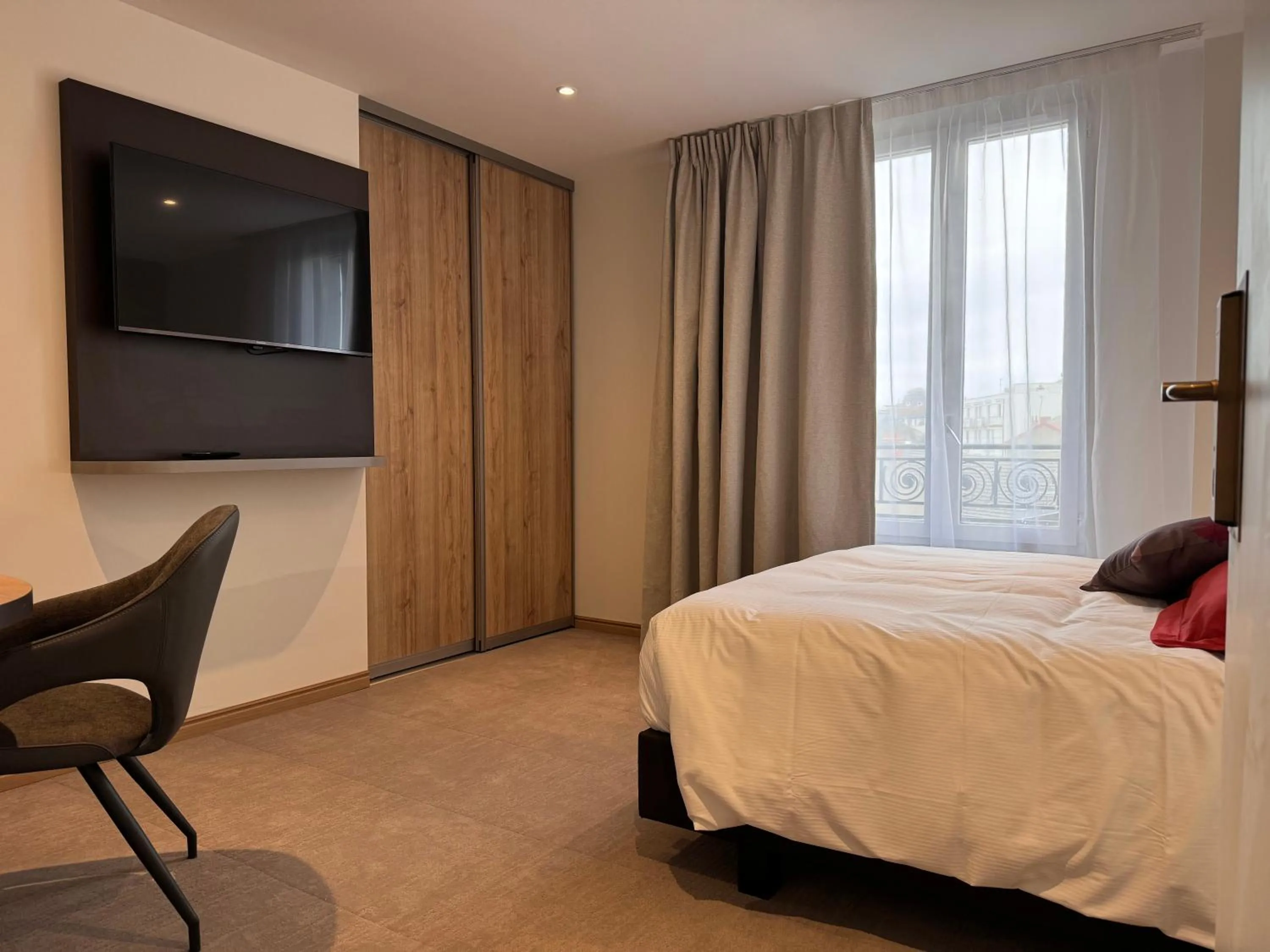 Bedroom, Bed in Brit Hotel de Grignan Vichy