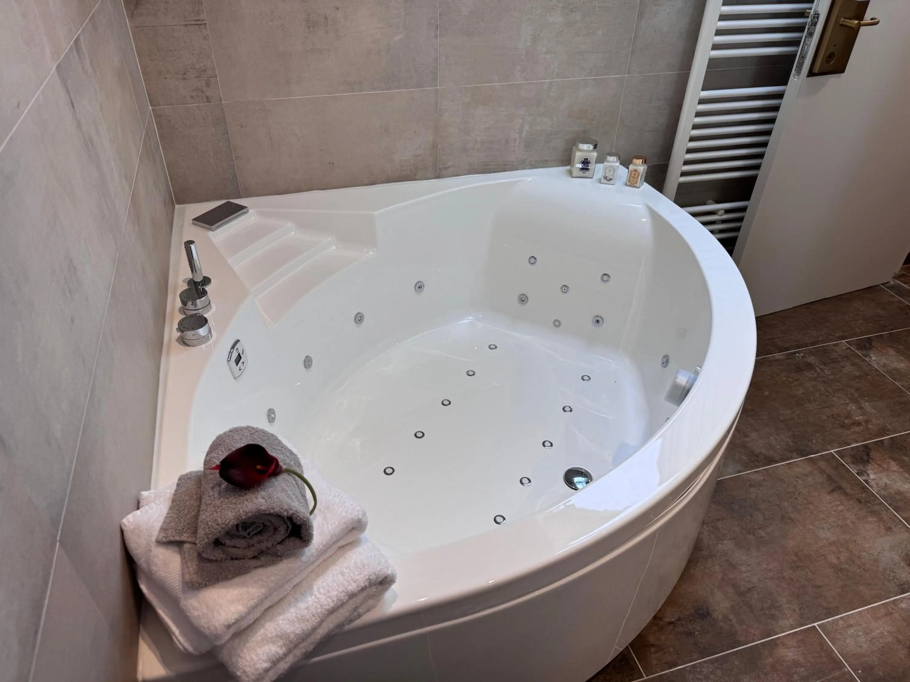 Bathroom in Brit Hotel de Grignan Vichy