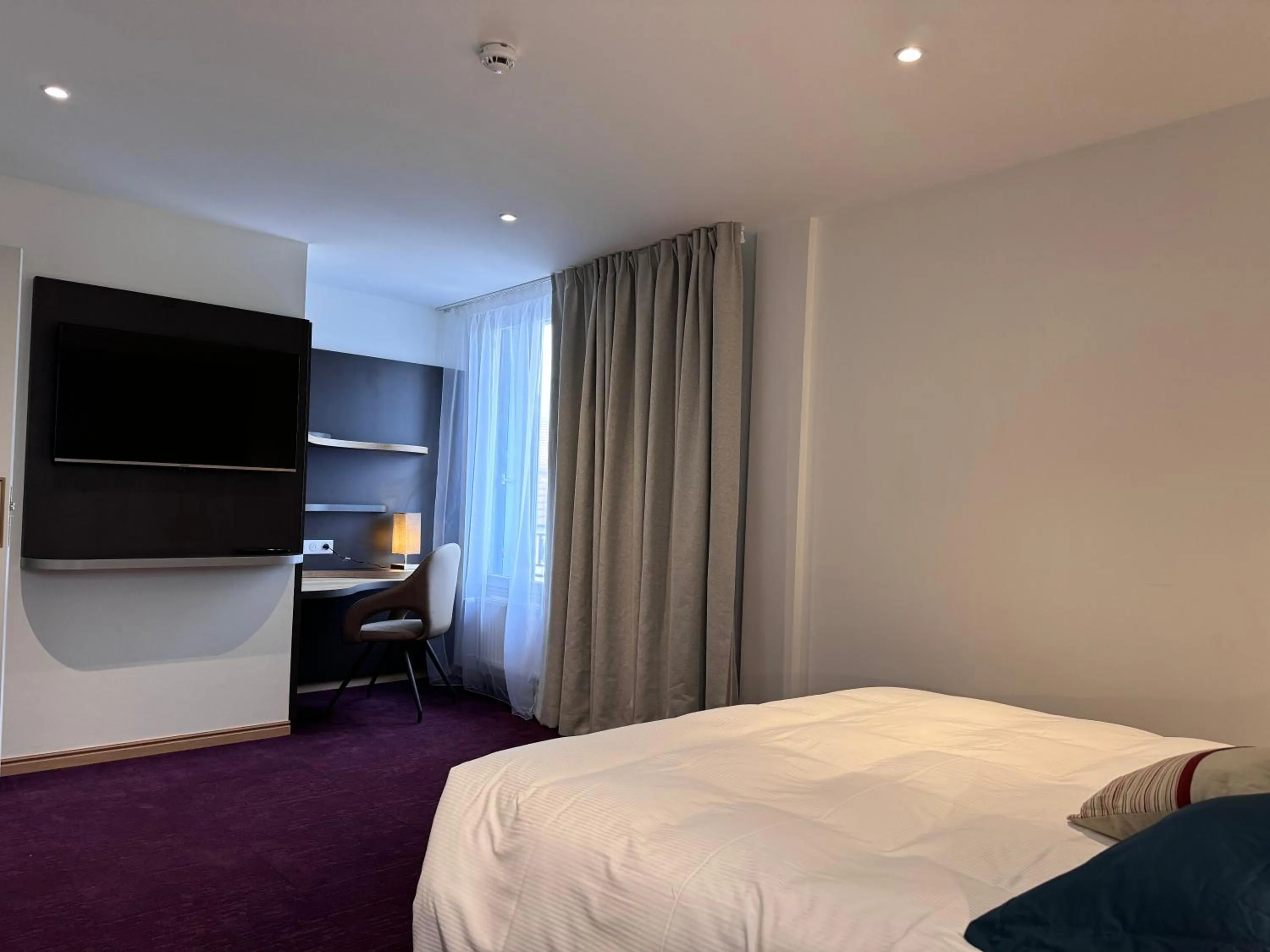 Bedroom, Bed in Brit Hotel de Grignan Vichy