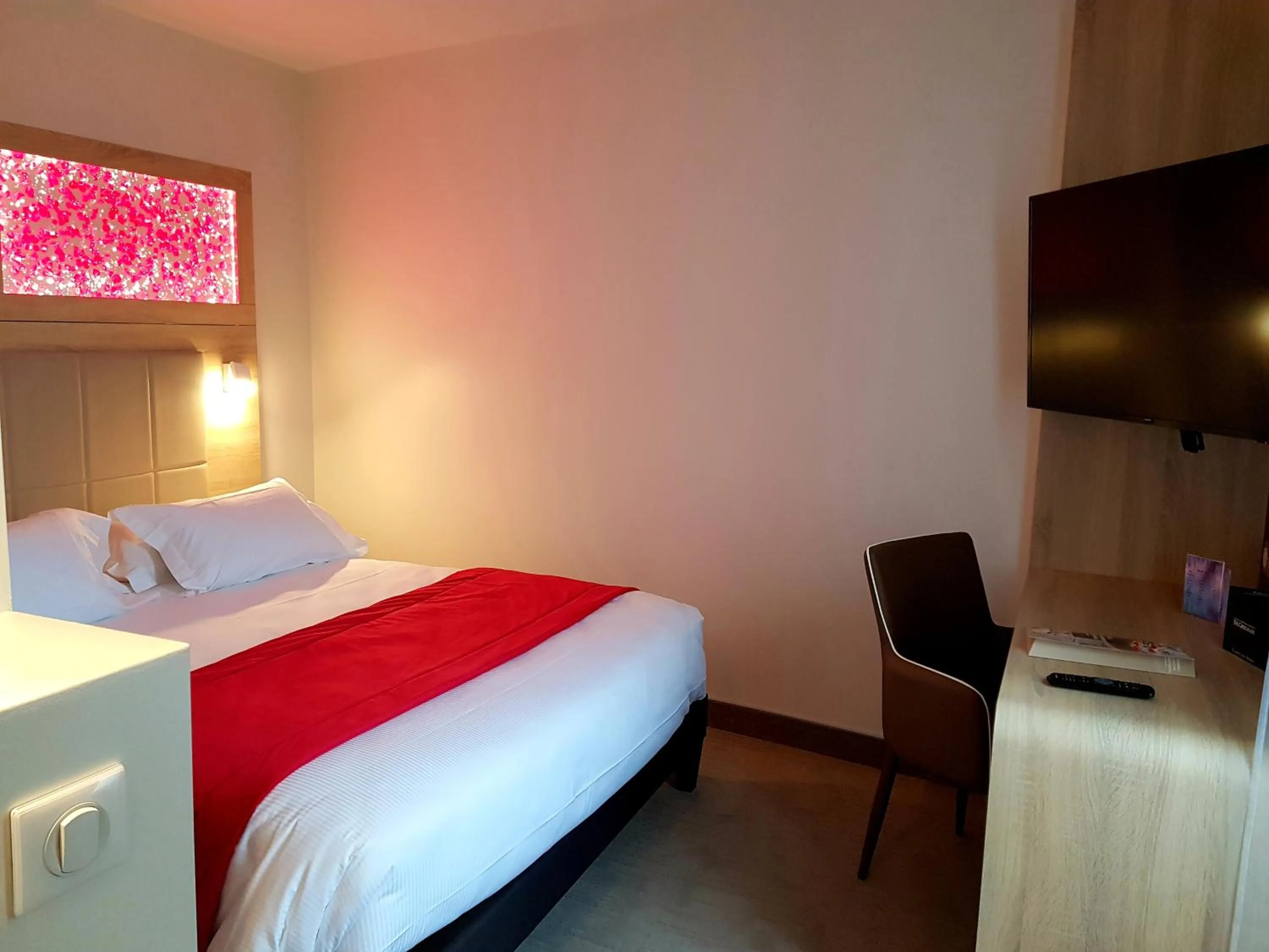 Bedroom, Bed in Brit Hotel de Grignan Vichy