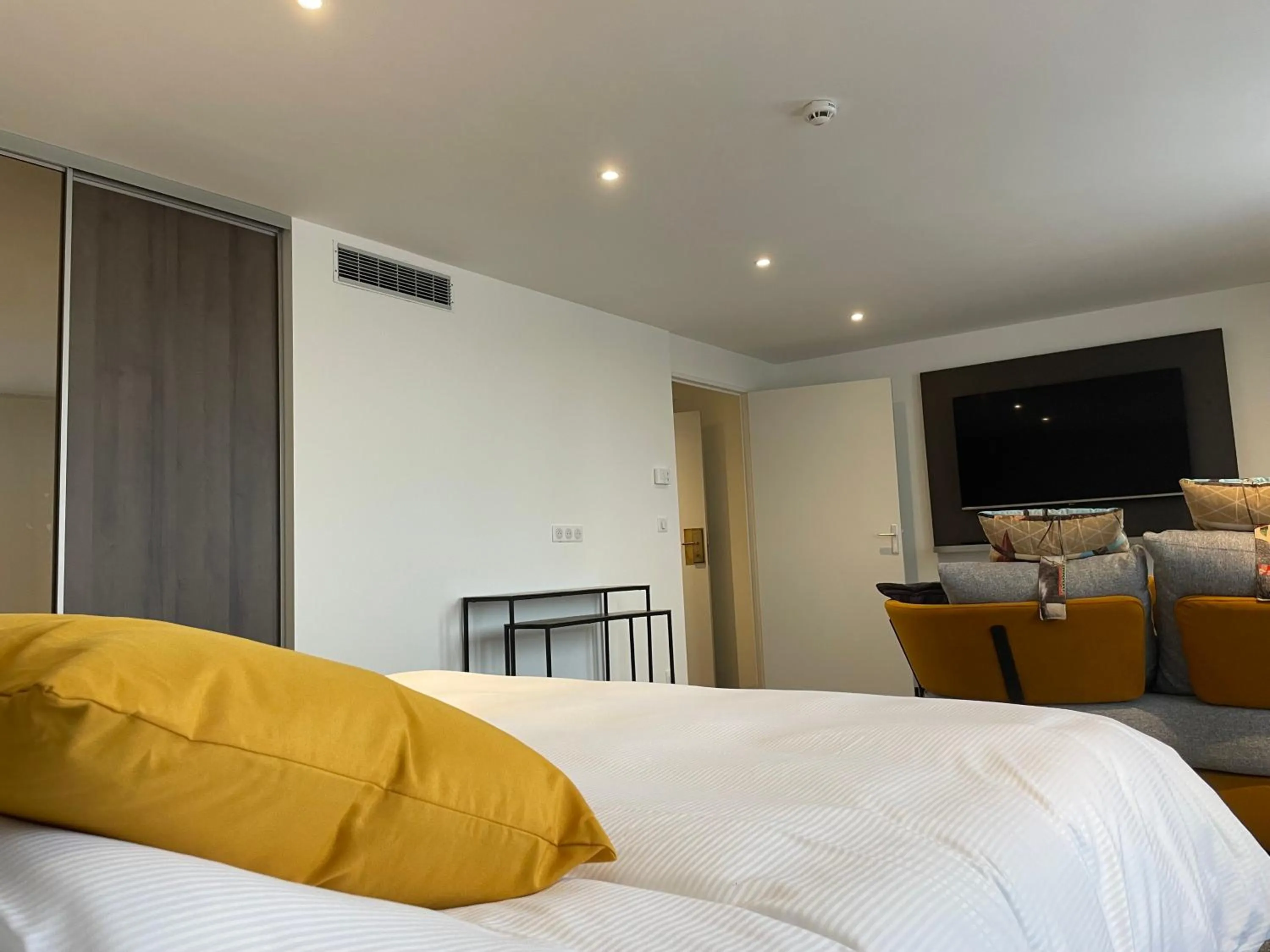 Bedroom, Bed in Brit Hotel de Grignan Vichy