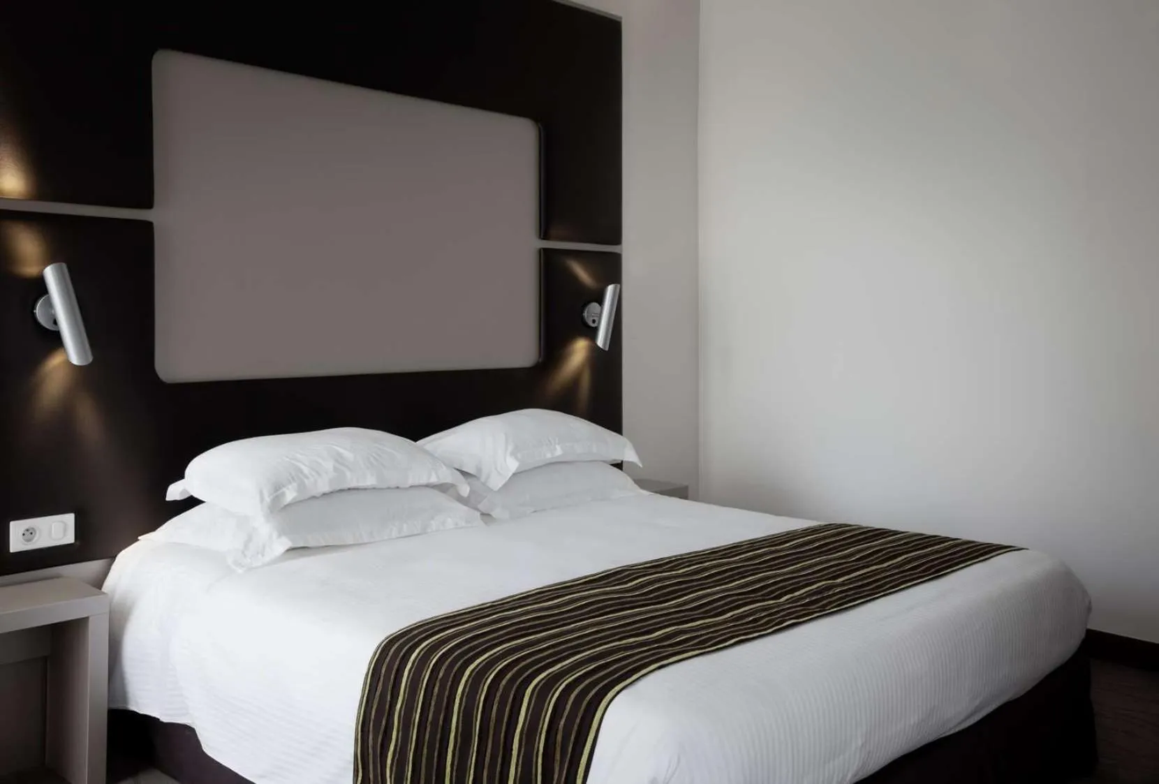 Bedroom, Bed in Brit Hotel de Grignan Vichy