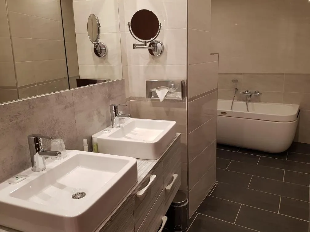 Bathroom in Brit Hotel de Grignan Vichy