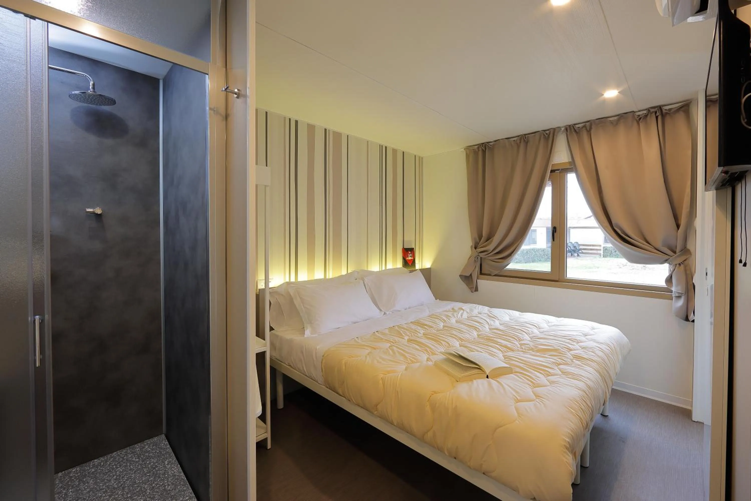 Shower, Bed in hu Firenze Camping in Town