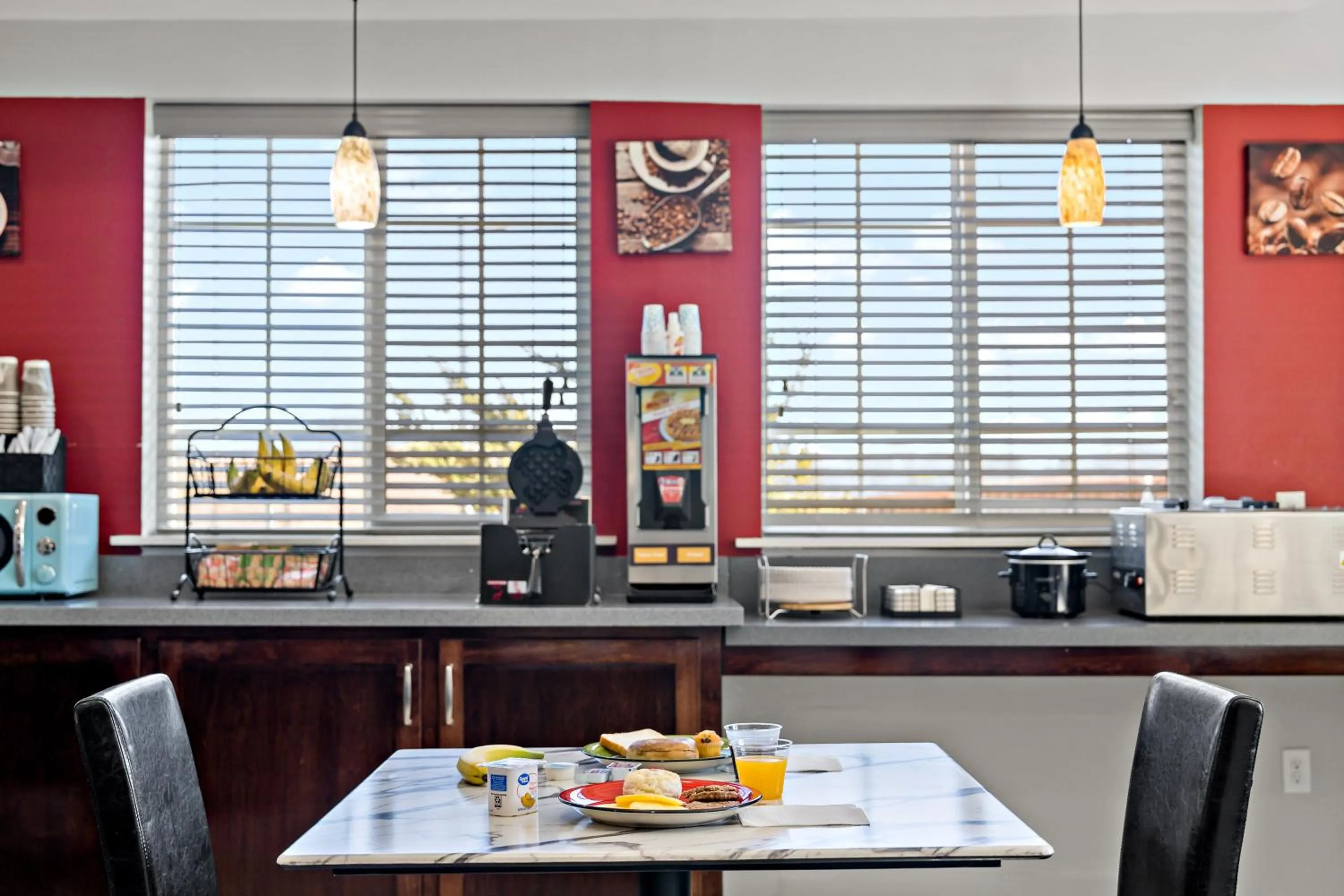 Breakfast in Paris Inn & Suites