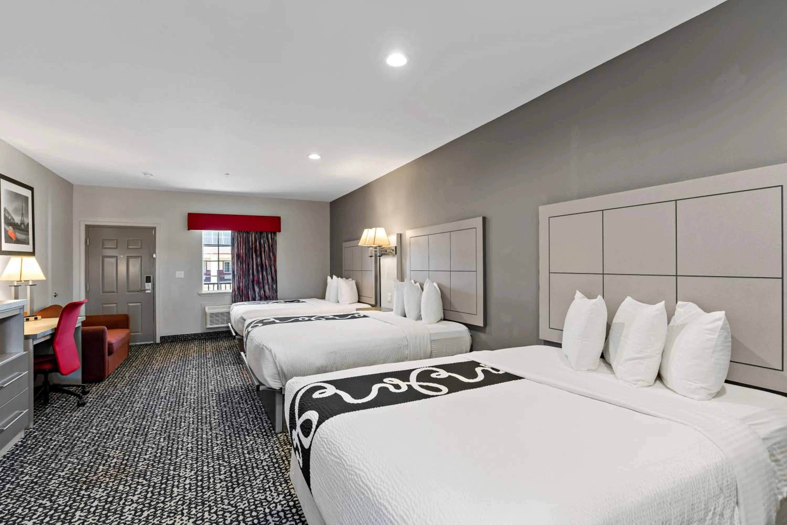 Photo of the whole room, Bed in Paris Inn & Suites