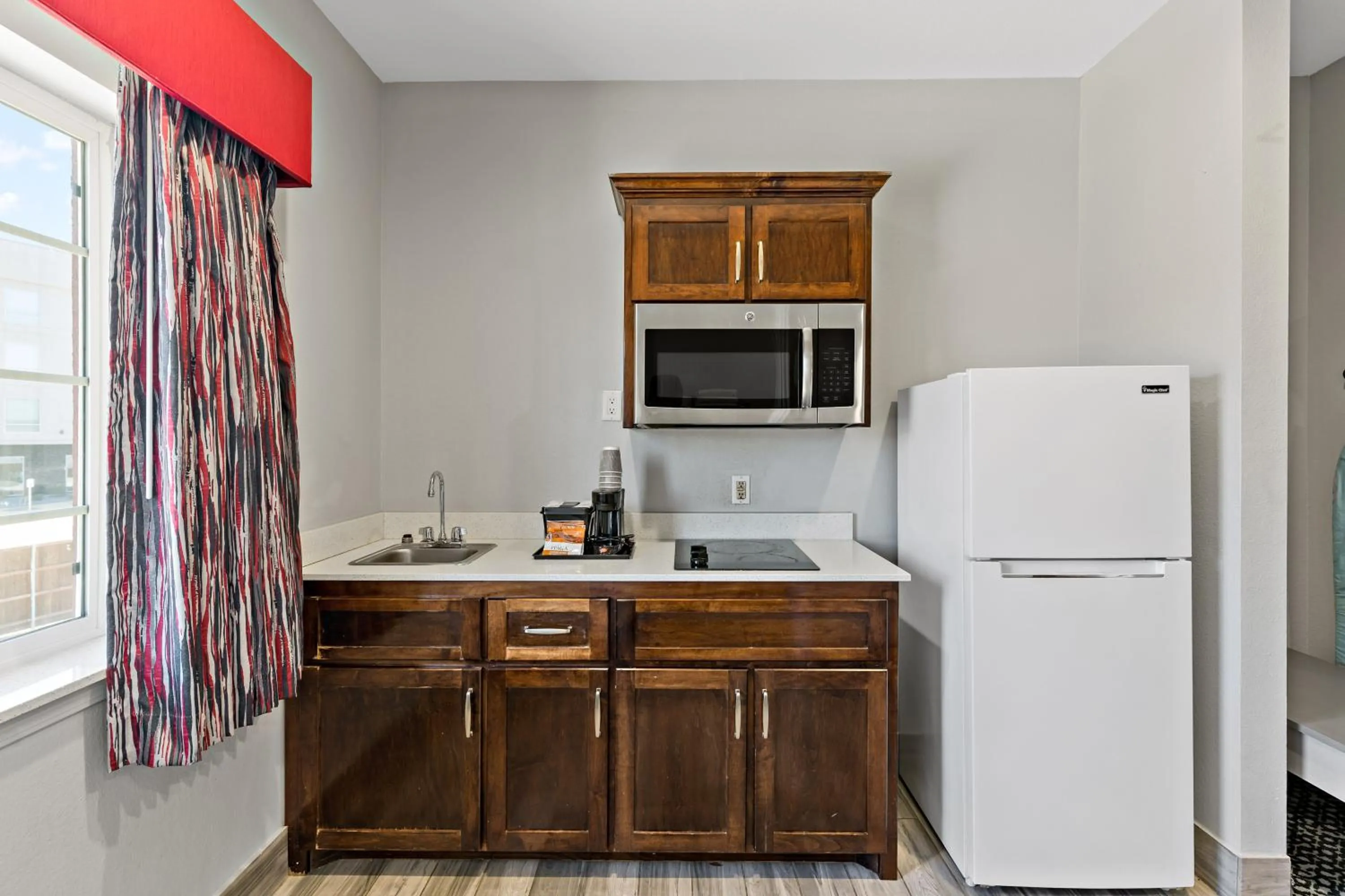 Kitchen or kitchenette in Paris Inn & Suites