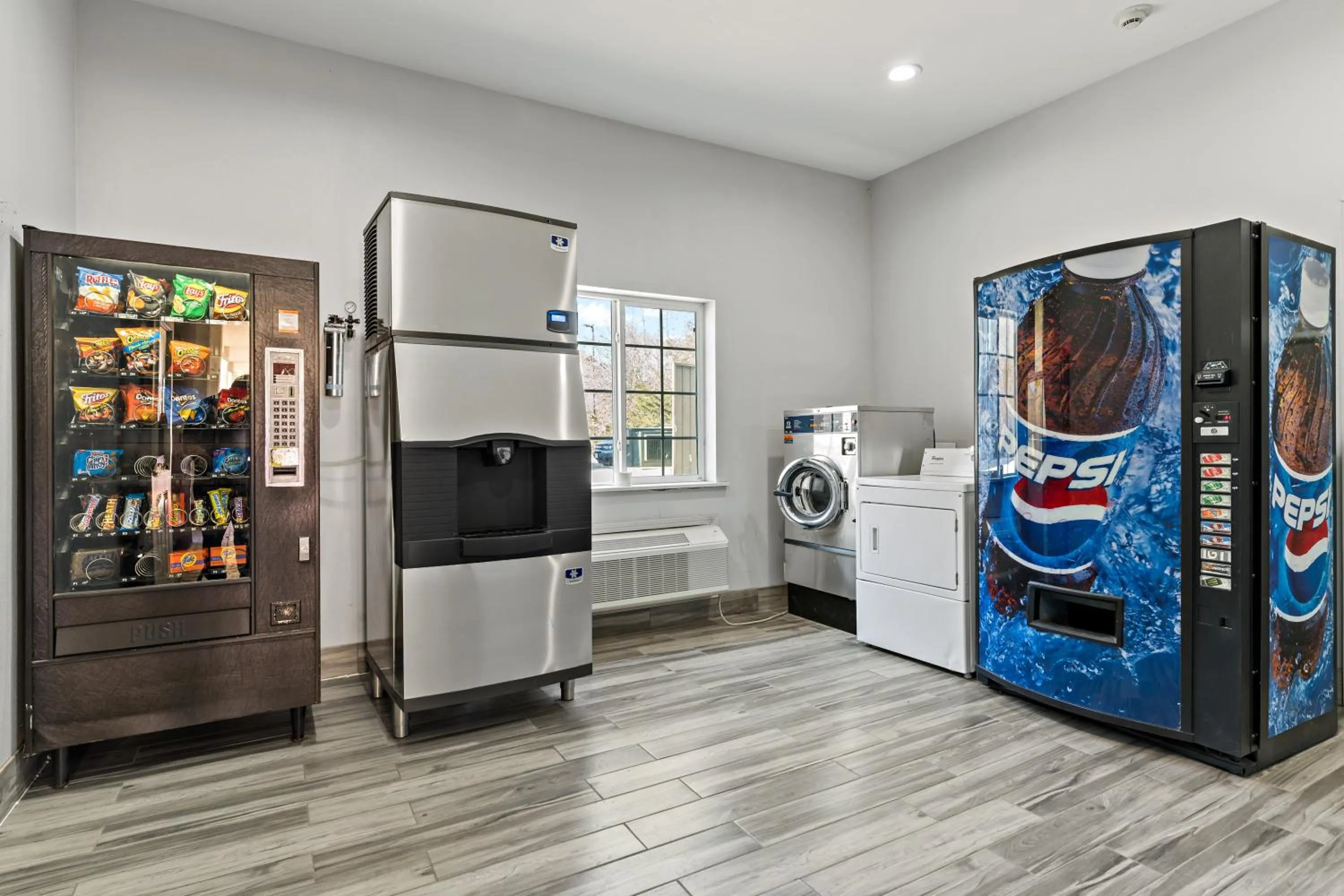 vending machine in Paris Inn & Suites