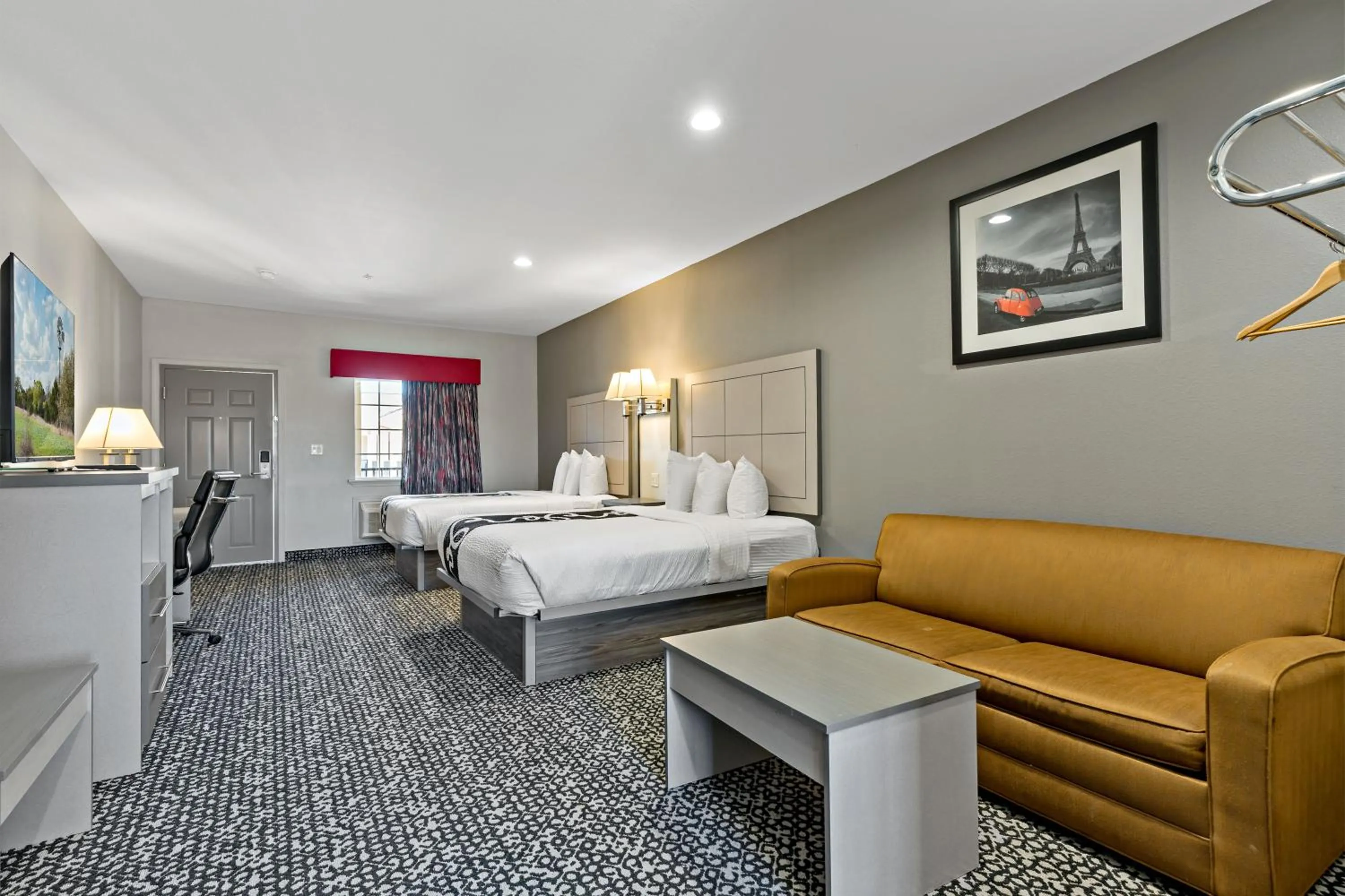 Photo of the whole room, Bed in Paris Inn & Suites