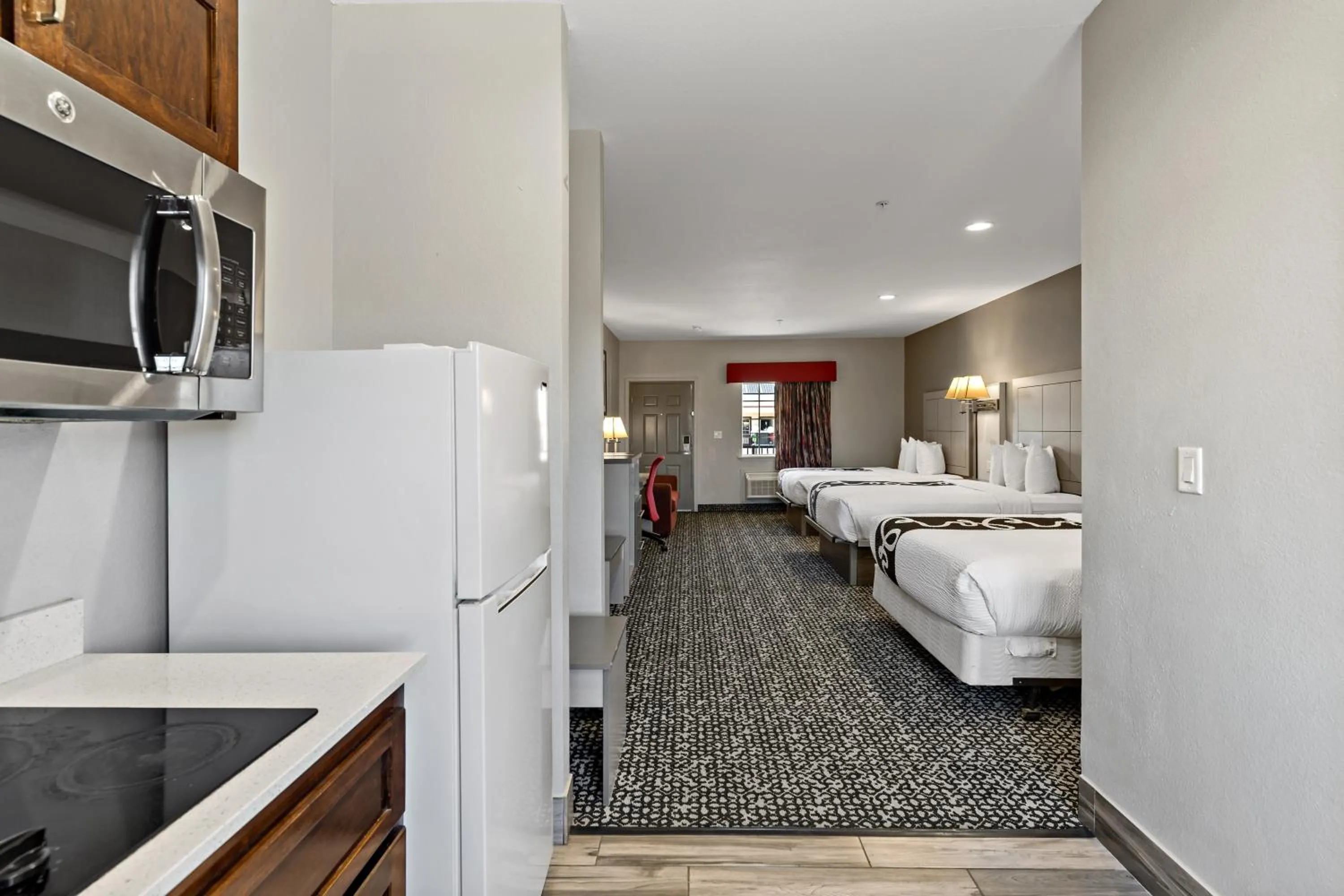 Kitchen or kitchenette, Bed in Paris Inn & Suites