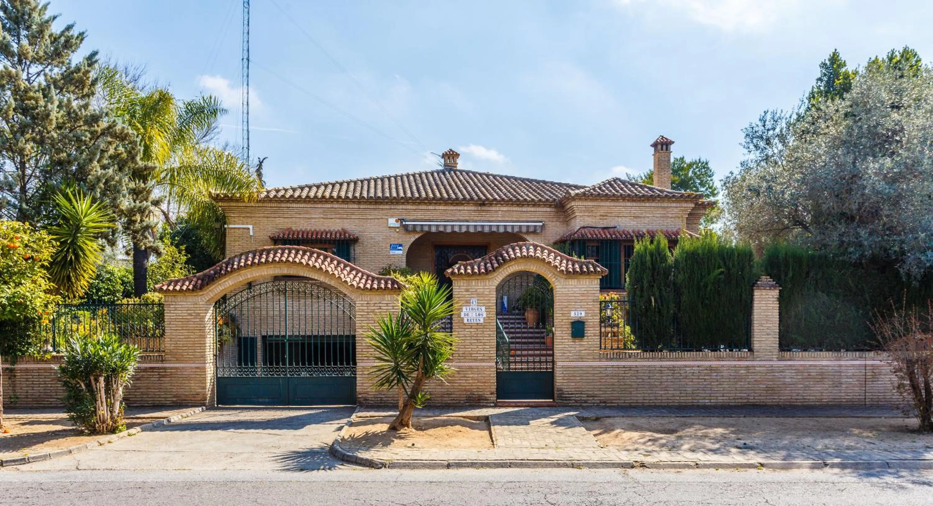 Facade/entrance in Divi Apartments Villa Reyes