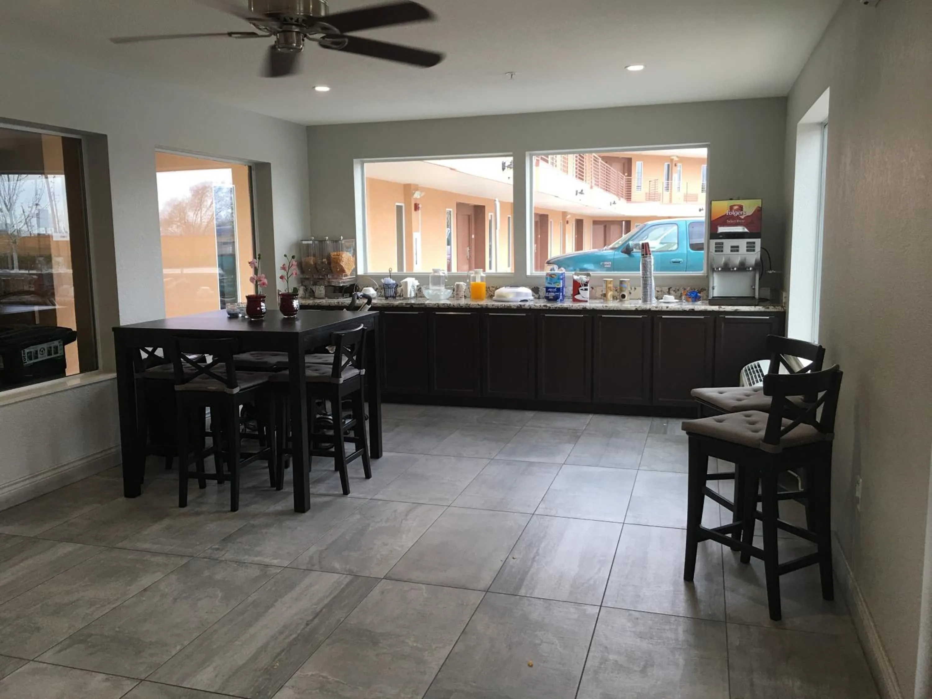 Coffee/tea facilities in Crystal Inn