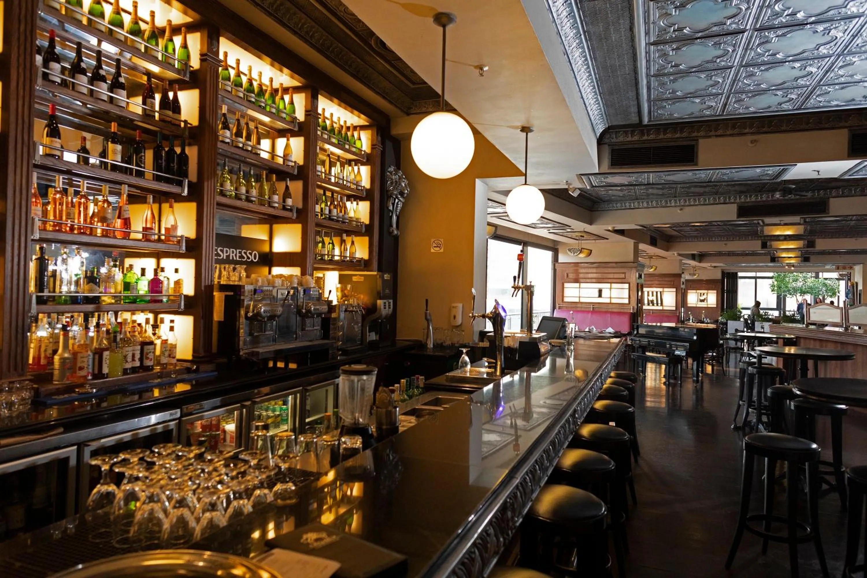 Restaurant/places to eat in DAVINCI Suites