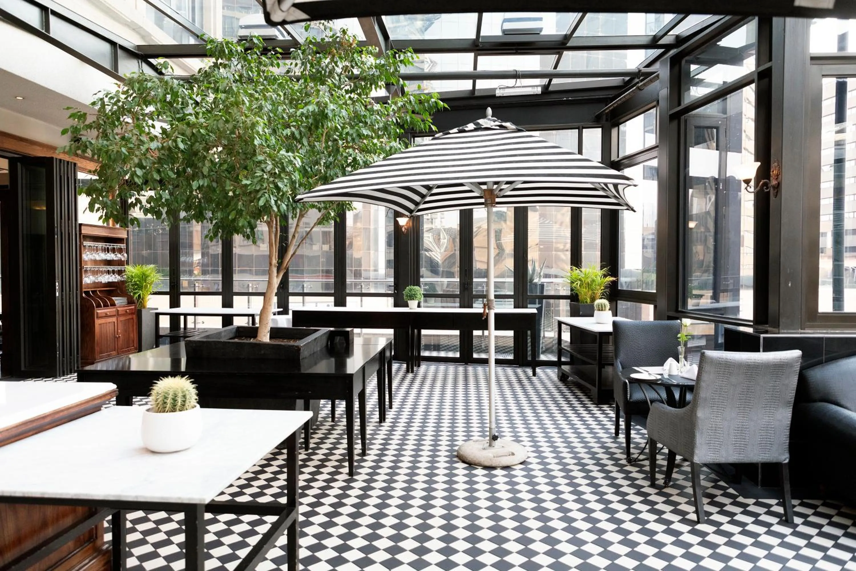 Restaurant/places to eat in DAVINCI Suites